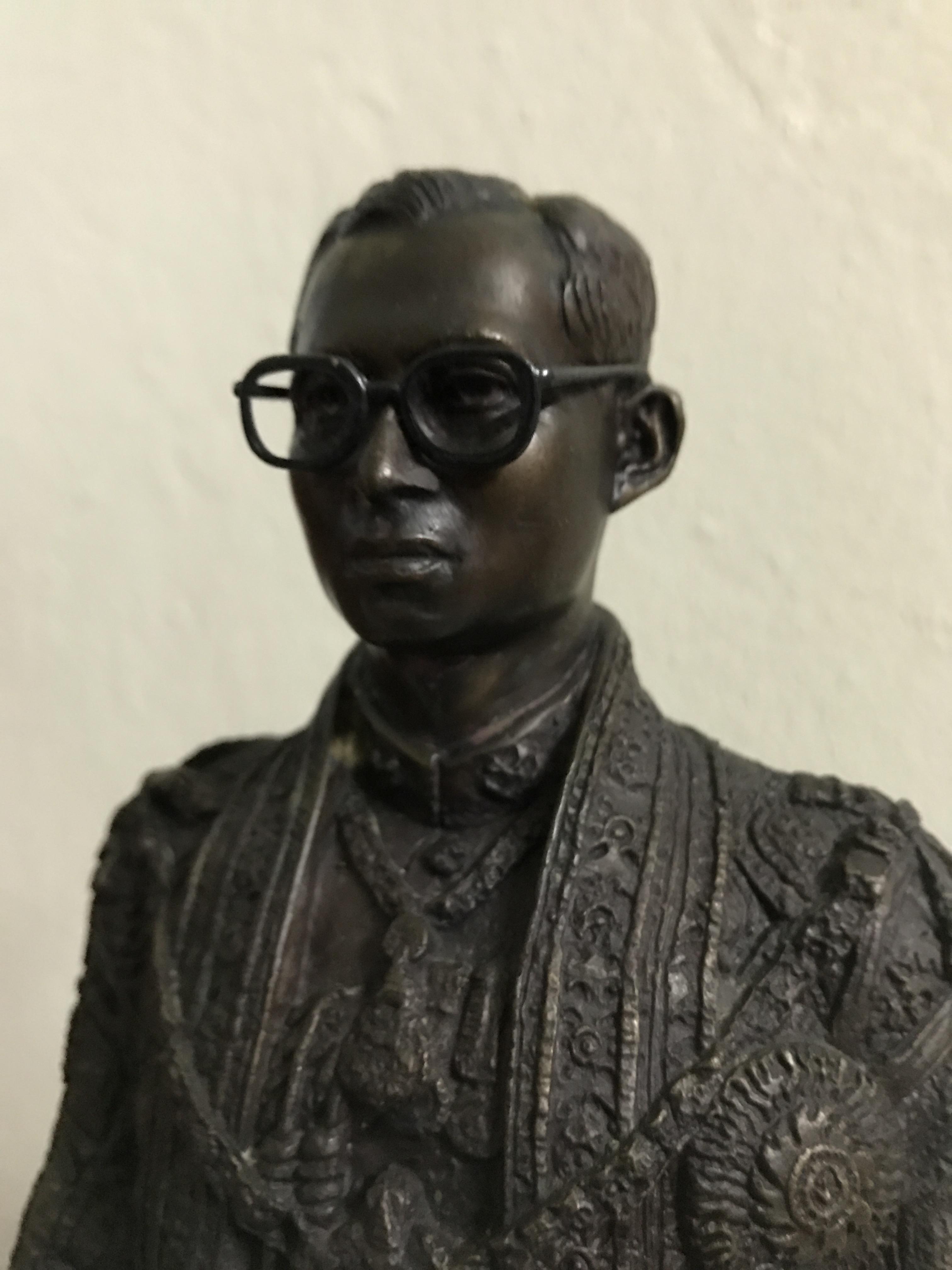 พระบรมรูปพระบาทสมเด็จพระเจ้าอยู่หัวรัชกาลที่9(นั่งบัลลังก์) กระทรวงมหาดไทยจัดสร้าง ปี2539