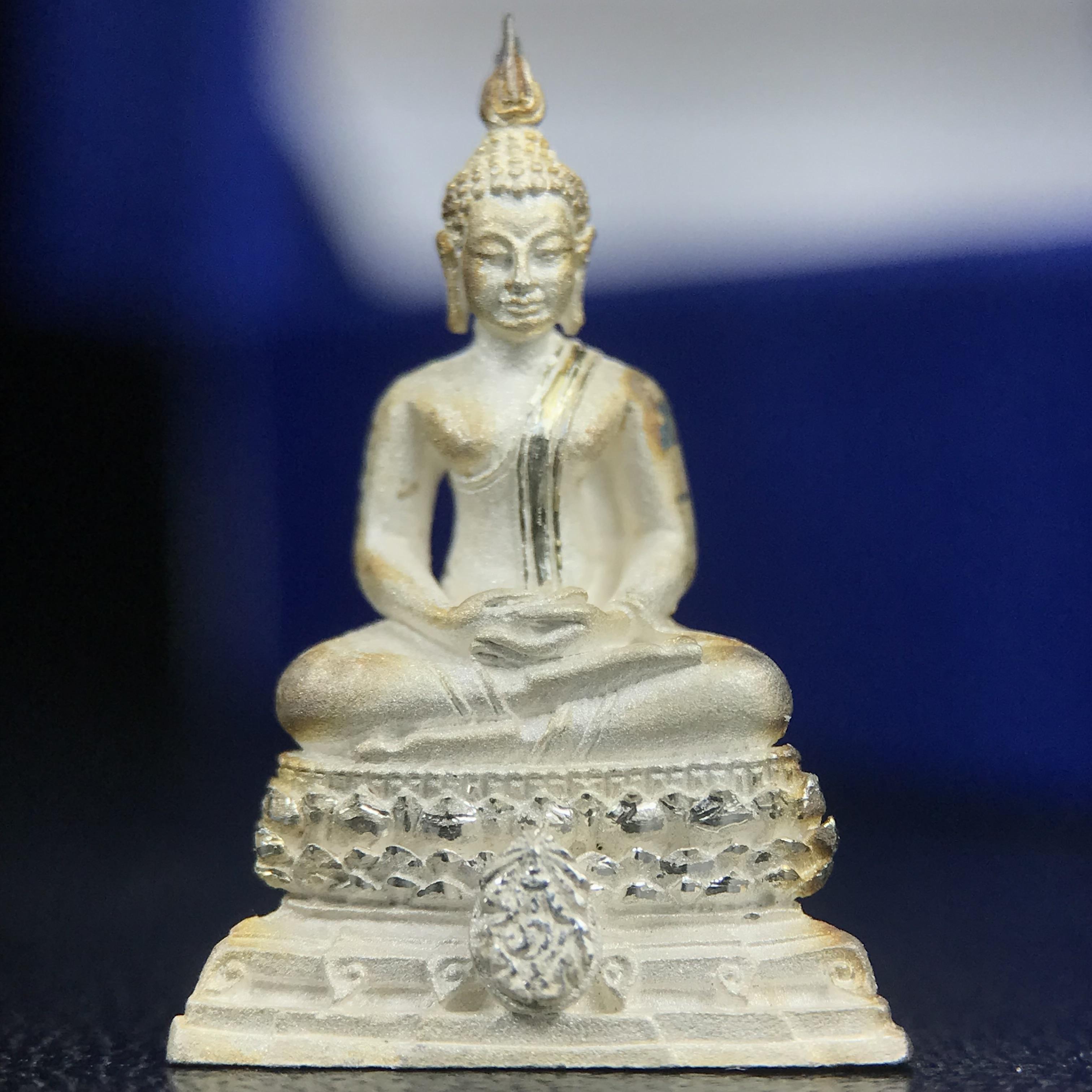พระชัยวัฒน์พุทธสิหิงค์ ภปร. รุ่นสร้างหอพระธรรมศาสตร์ ปี2542 เนื้อเงิน(ผิวเดิมติดรุ้งสวย กล่องครบสวยสมบูรณ์)(ขนาดสูง 2 ซม.)มหาพิธี 3วาระอันยิ่งใหญ่(ตอกโค๊ตและหมายเลข๒๔๓๘)1ใน 10000 องค์