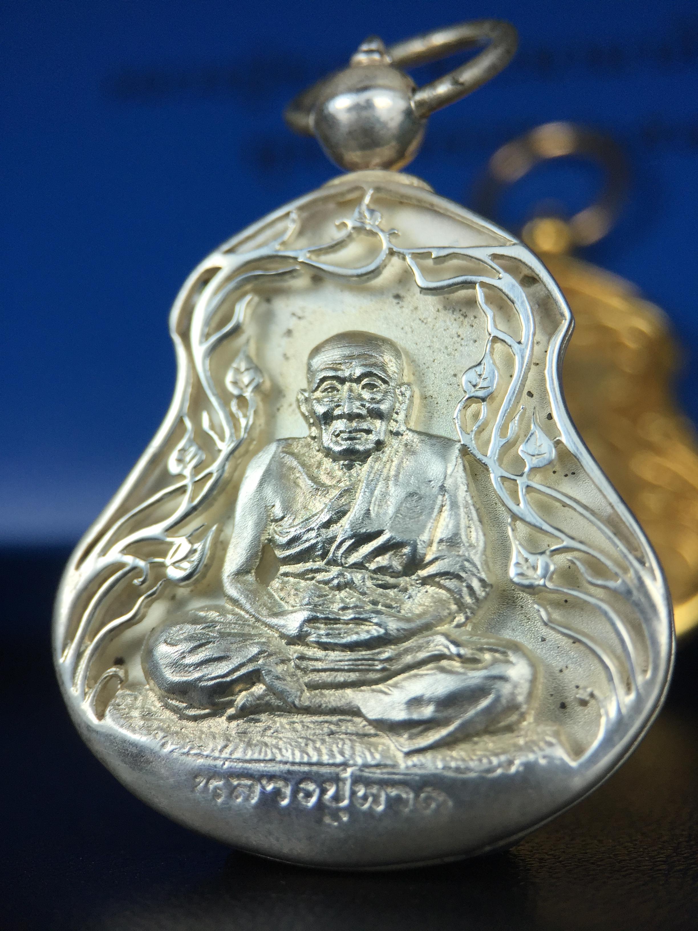 เหรียญหลวงปู่ทวด พระนามาภิไธย สก. แบบงานฉลุโบราณ(HAND MADE) ปี 2544 ชุดทองคำ(เนื้อทองคำ(15.16 กรัม)+เนื้อเงิน+เนื้อบรอนซ์)พิธีปลุกเสก ณ อุโบสถวัดช้างให้ และ พิธีมังคลาภิเษก ณ พระอุโบสถ วัดพระศรีรัตนศาสดาราม(วัดพระแก้ว) (1 ใน 500 ชุด)พบเจอน้อยหายากมาก