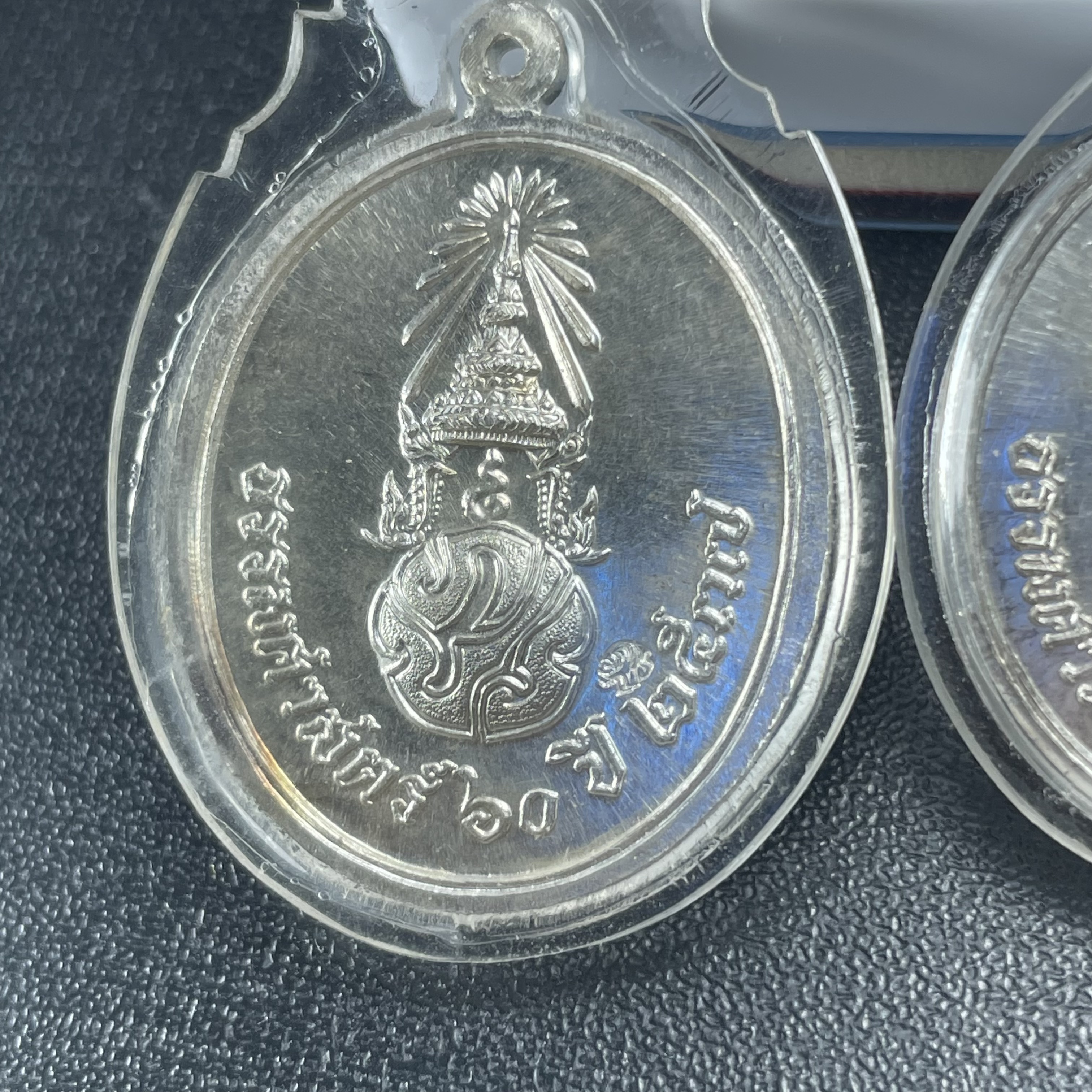 เหรียญพระพุทธสิหิงค์ ภปร. รุ่นมหาลัยธรรมศาสตร์ 60ปี พ.ศ.2537 พิมพ์ใหญ่+พิมพ์เล็ก เนื้อเงินผิวเดิม(ในหลวงรัชกาลที่9เสด็จในพิธี)(หลวงตามหาบัวร่วมปลุกเสก)