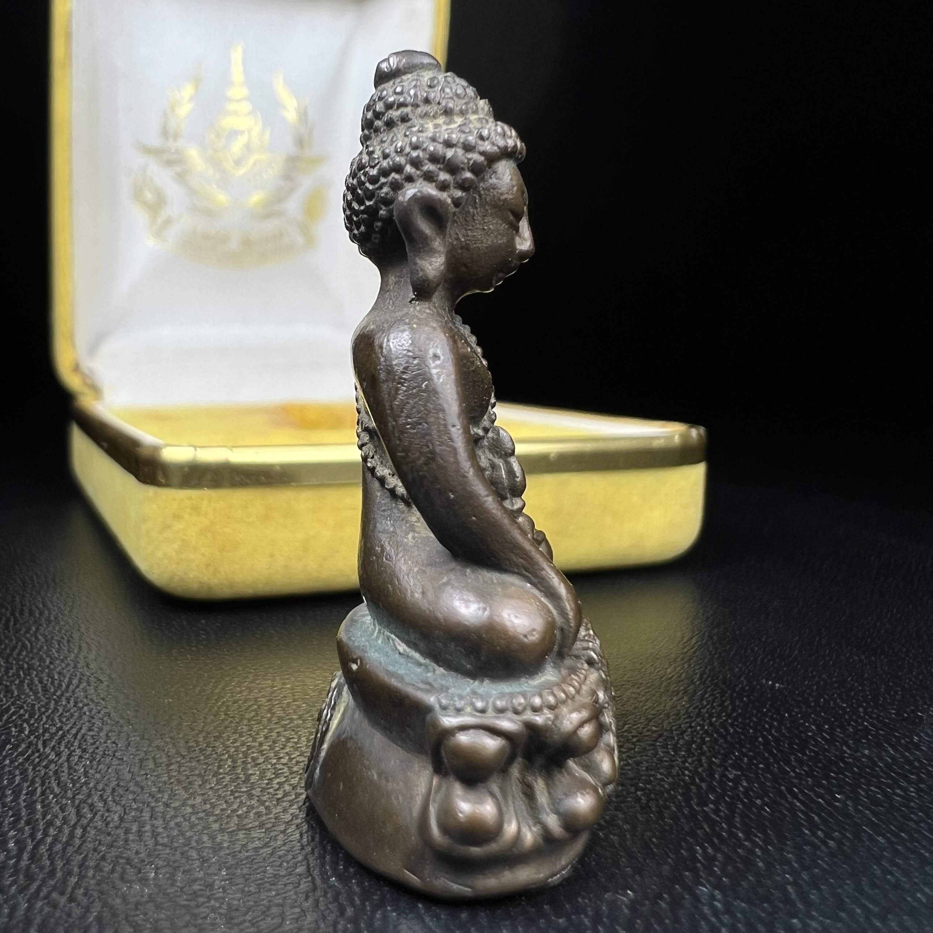 วัตถุมงคลคุ้มเกล้าฯ มหามงคลเฉลิมพระชนมพรรษา 6 รอบ รัชกาลที่ 9 ชุดพิเศษกรรมการ(หายาก) (ในหลวงรัชกาลที่9 ทรงจุดไฟพระฤกษ์และเททอง พิธีใหญ่)ยอดนิยมหายาก