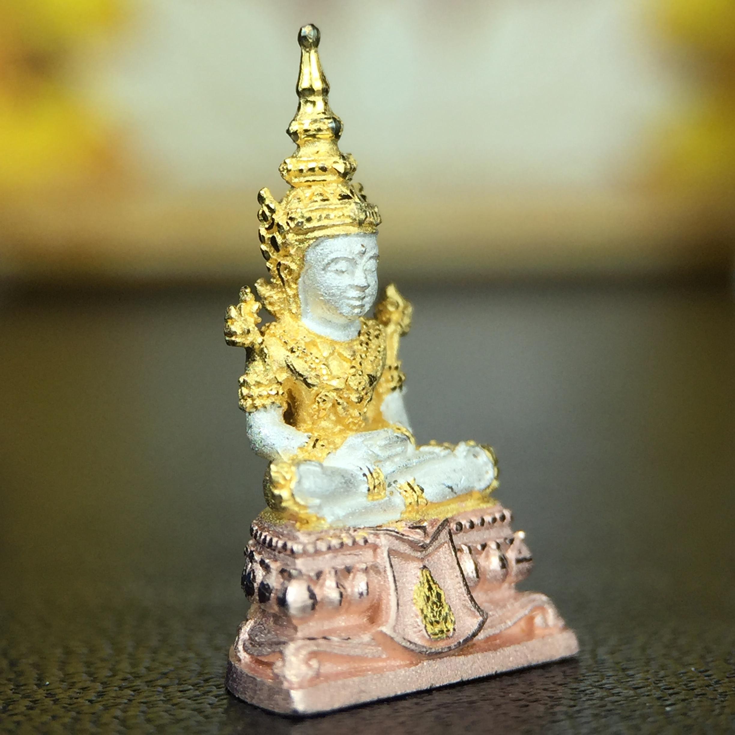 พระแก้วมรกต(จำลอง)ลอยองค์ ขนาดหน้าตัก 1/4 นิ้ว ทรงเครื่องฤดูร้อน เนื้อเงินสามกษัตริย์ ตราสัญลักษณ์ฉลองสิริราชสมบัติครบ 60 ปี พ.ศ.2549(สภาพสวย ครบ สมบูรณ์)