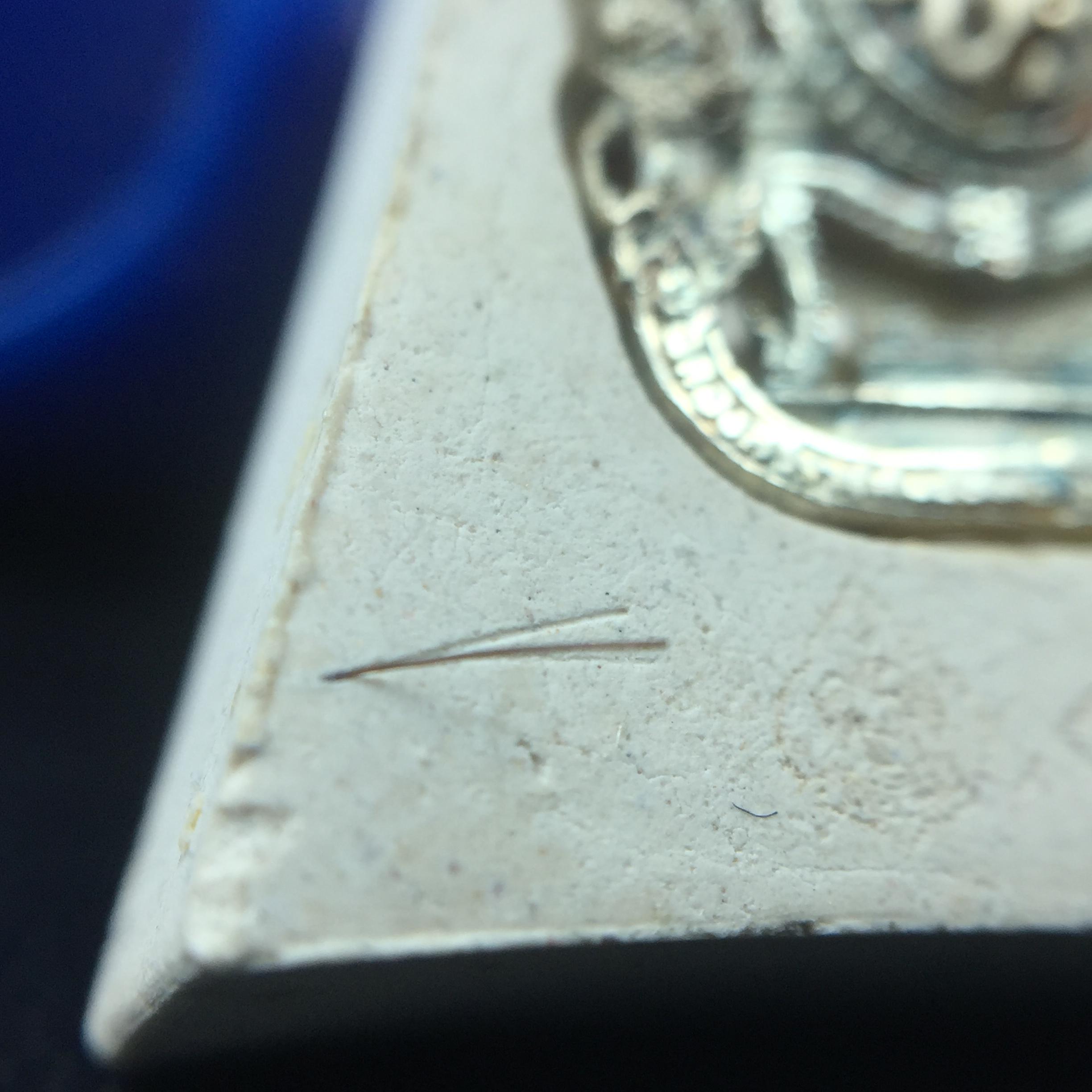 พระแก้วมรกต(จำลอง)ทรงเครื่องฤดูร้อน พระผงบูชา ด้านหน้าปิดทอง ด้านหลังตราฉลองสิริราชสมบัติครบ 60ปี เนื้อเงินขึ้นสีรุ้งธรรมชาติสร้างสรรค์งดงาม(รุ่นนี้ได้พระราชทานเส้นพระเจ้า(เส้นผม)รัชกาลที่9ในการจัดสร้าง)***องค์นี้พิเศษมองเห็นเส้นผมติดอยู่ด้านหลังชัดเจน***