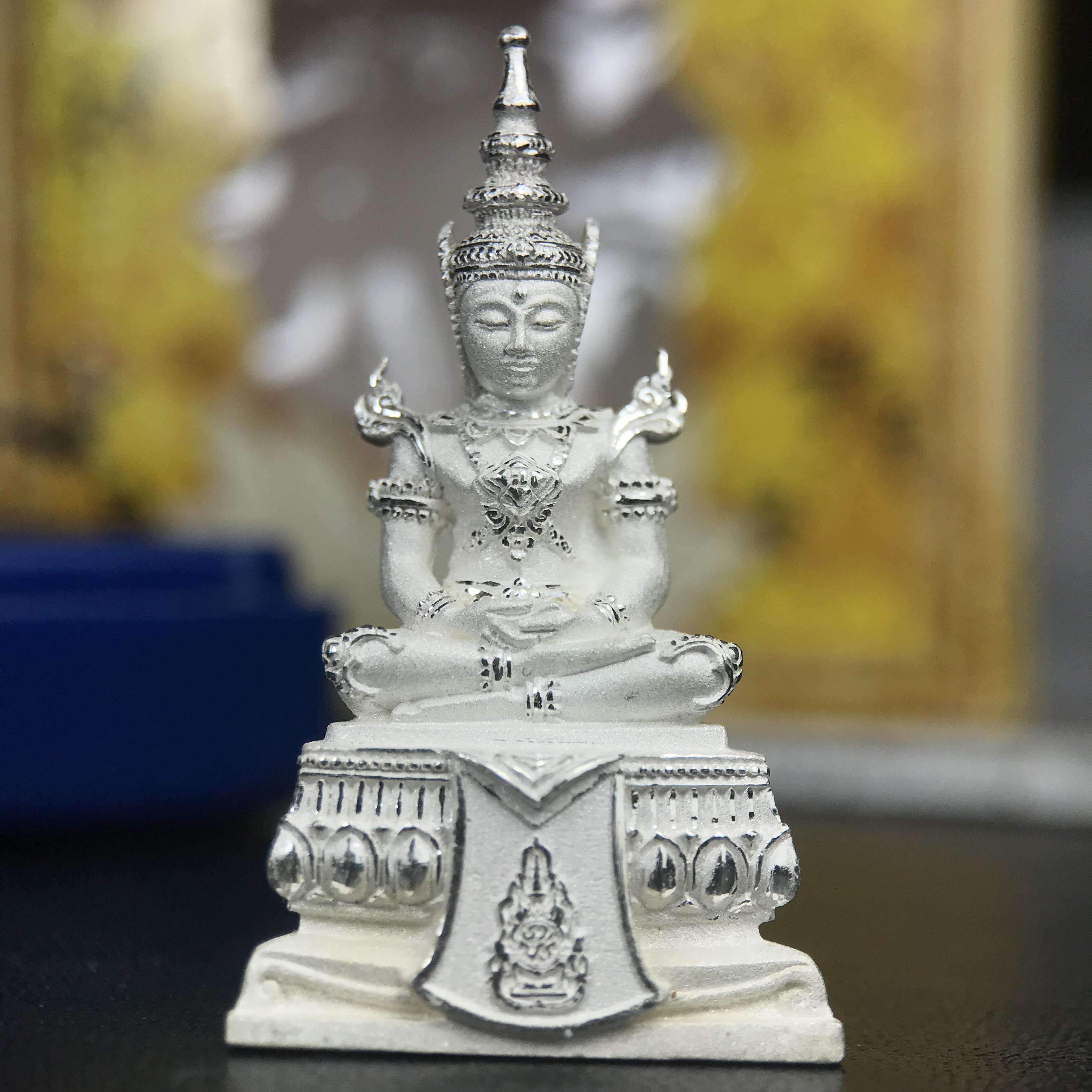 พระแก้วมรกต ทรงเครื่องฤดูร้อน พระราชทานประดิษฐานตราสัญลักษณ์ฉลองสิริราชสมบัติ ครบ 60 ปี ในหลวงรัชกาลที่ 9 พ.ศ.2549 เนื้อเงินลอยองค์พิมพ์ใหญ่ สูง 3.6 ซม. ขนาดหน้าตัก 1/2 นิ้ว (พิธีใหญ่มหาพุทธาภิเษก ณ พระอุโบสถวัดพระแก้ว เกจิอาจารย์ ทั่วประเทศ 108 รูป )