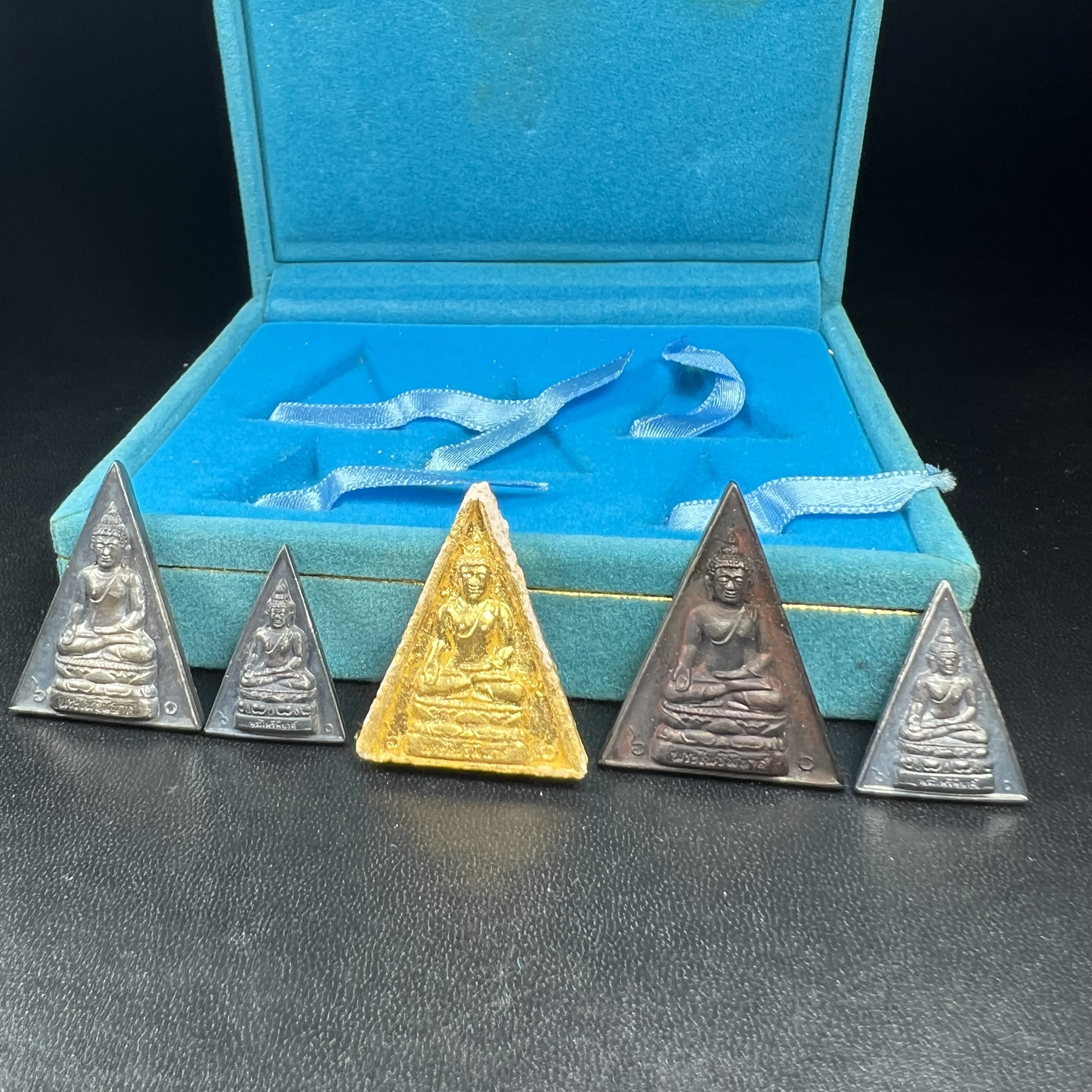 พระไพรีพินาศ สก. ปี 2535พิธีมหาพุทธาภิเษก ณ วัดบวรนิเวศวิหาร เฉลิมพระเกียรติ สมเด็จพระนางเจ้าสิริกิติ์ พระบรมราชินีนาถ พระบรมราชชนนีพันปีหลวง 5 รอบ 60 พรรษา12 สิงหาคม 2535 ชุดพิเศษ 5 รายการ ครบชุดพร้อมกล่องบรรจุเดิม