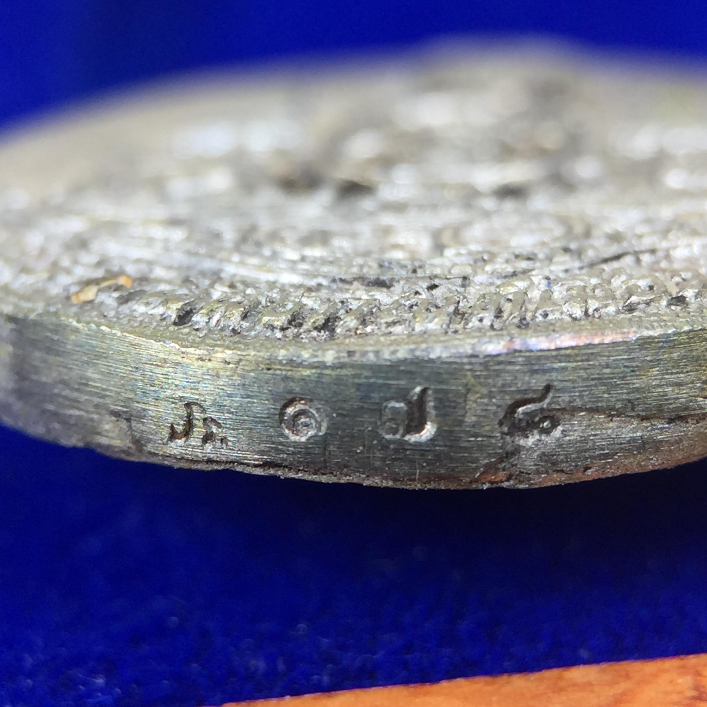 เหรียญรูปเหมือนพระญาณวิทยาคมเถร (หลวงพ่อคูณ ปริสุทโธ)ชุดกาญจนาภิเษกครองราชย์ครบ 50 ปี วัดบวรนิเวศวิหาร ปี 2538 เหรียญหล่อเนื้อนวโลหะ(พิเศษกรรมการมีรอยจาร ตอกโค๊ดหมายเลข ๑๗๘)(หายากพบเจอน้อยมาก)(พร้อมกล่องบรรจุเดิมลายไม้สีน้ำตาลมีตรากาญจนา) พิธีใหญ่