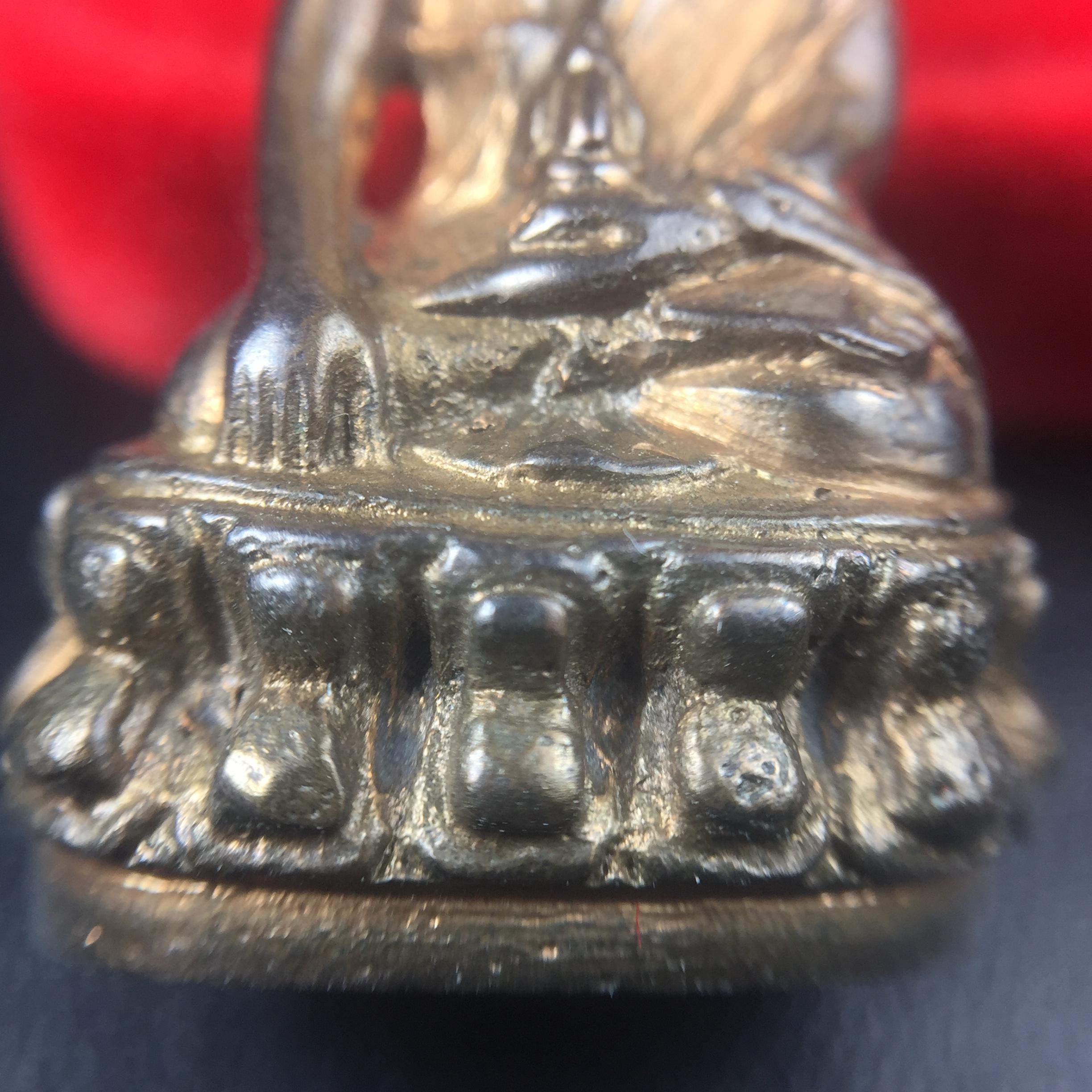 พระกริ่ง-พระชัยวัฒน์ ปวเรศ ปี2530 วัดบวรนิเวศราชวรวิหาร(องค์พระชัยวัฒน์เลี่ยมกรอบทองคำแท้)(ในหลวง ร.9 เสด็จเททอง)(บรรจุเส้นเกศาในหลวงรัชกาลที่9)พร้อมสูจิบัตรเดิมตอนจัดสร้าง(สภาพสวยครบสมบูรณ์) (องค์หน้าใหญ่)(องค์ทองทบ)แบบพิมพ์นิยมหายาก