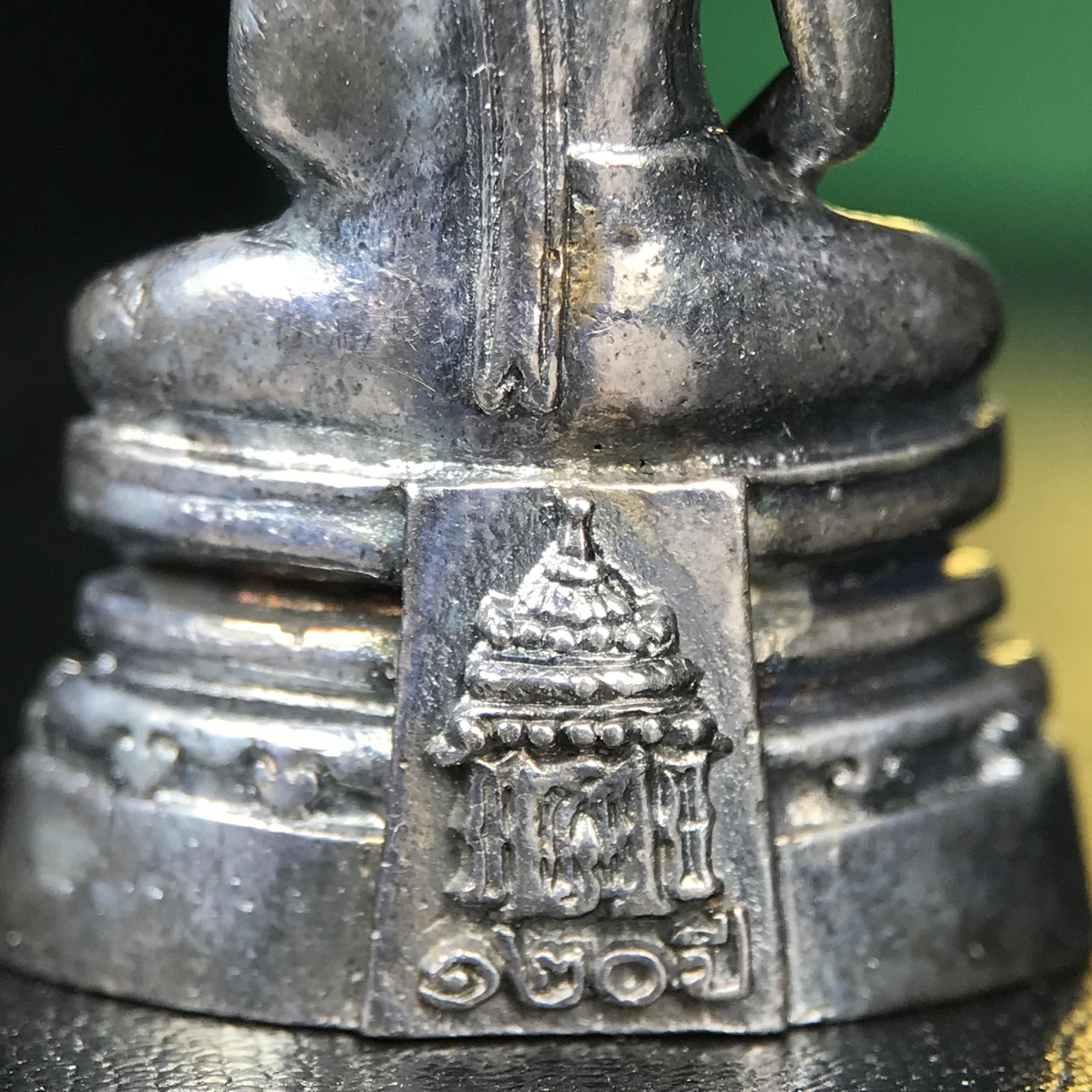 พระพุทธโสธร รุ่น กศก. 120 ปี เนื่องในโอกาสครบ 120 ปี กรมศุลกากร กระทรวงการคลัง จัดสร้าง ปี 2537 เนื้อเงินบริสุทธิ์ 99.9% ผิวขัดเงาลงดำ(เข้มขลัง)(งานบริษัท แพรนด้า จิวเวลรี่)สวยงดงาม ทรงคุณค่า