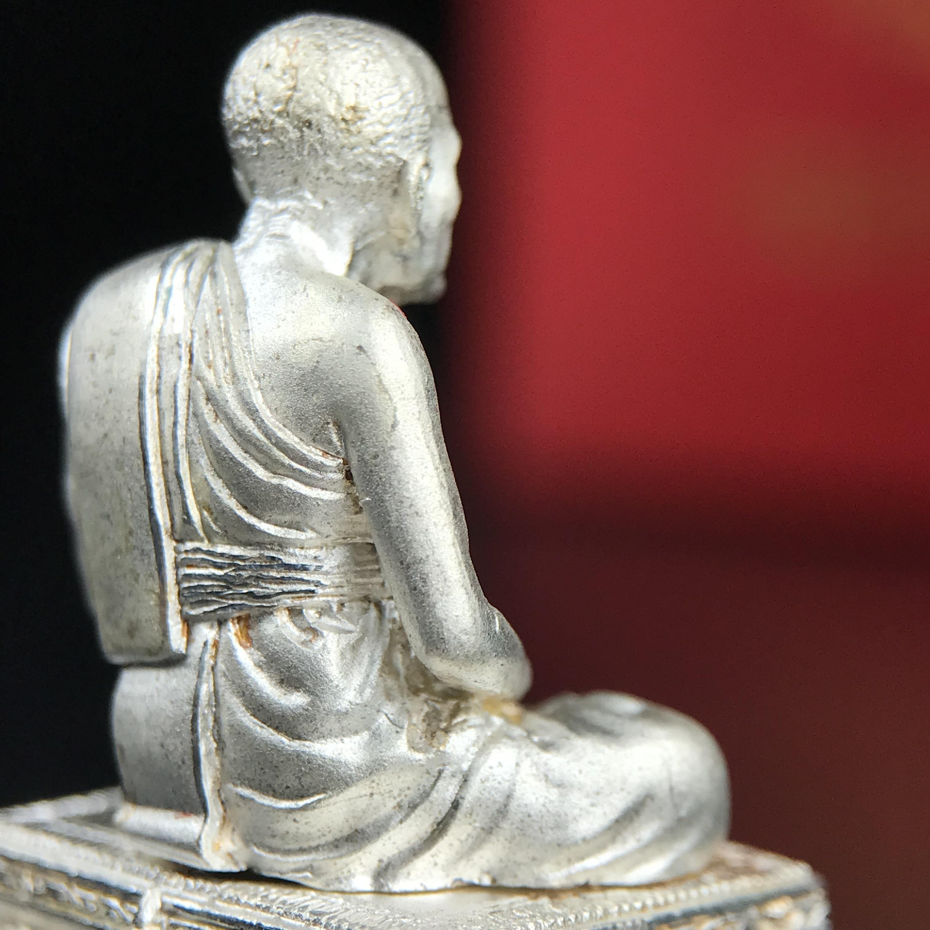 รูปหล่อหลวงพ่อเงิน วัดบางคลาน จ.พิจิตร พิมพ์หน้าเหมือนหลวงพ่อ "รุ่น 91 ปี กรมเสมียนตรา" กระทรวงกลาโหมจัดสร้างในปี 2543 พุทธาภิเษกใหญ่ 3 วัด 3พิธีวัดสุทัศน์ /วัดบางคลาน/วัดพระแก้ว เนื้อเงินปัดเงา(หายาก) พุทธศิลป์งดงามมากหายาก(ตอกโค๊ตหมาย ๑๖)