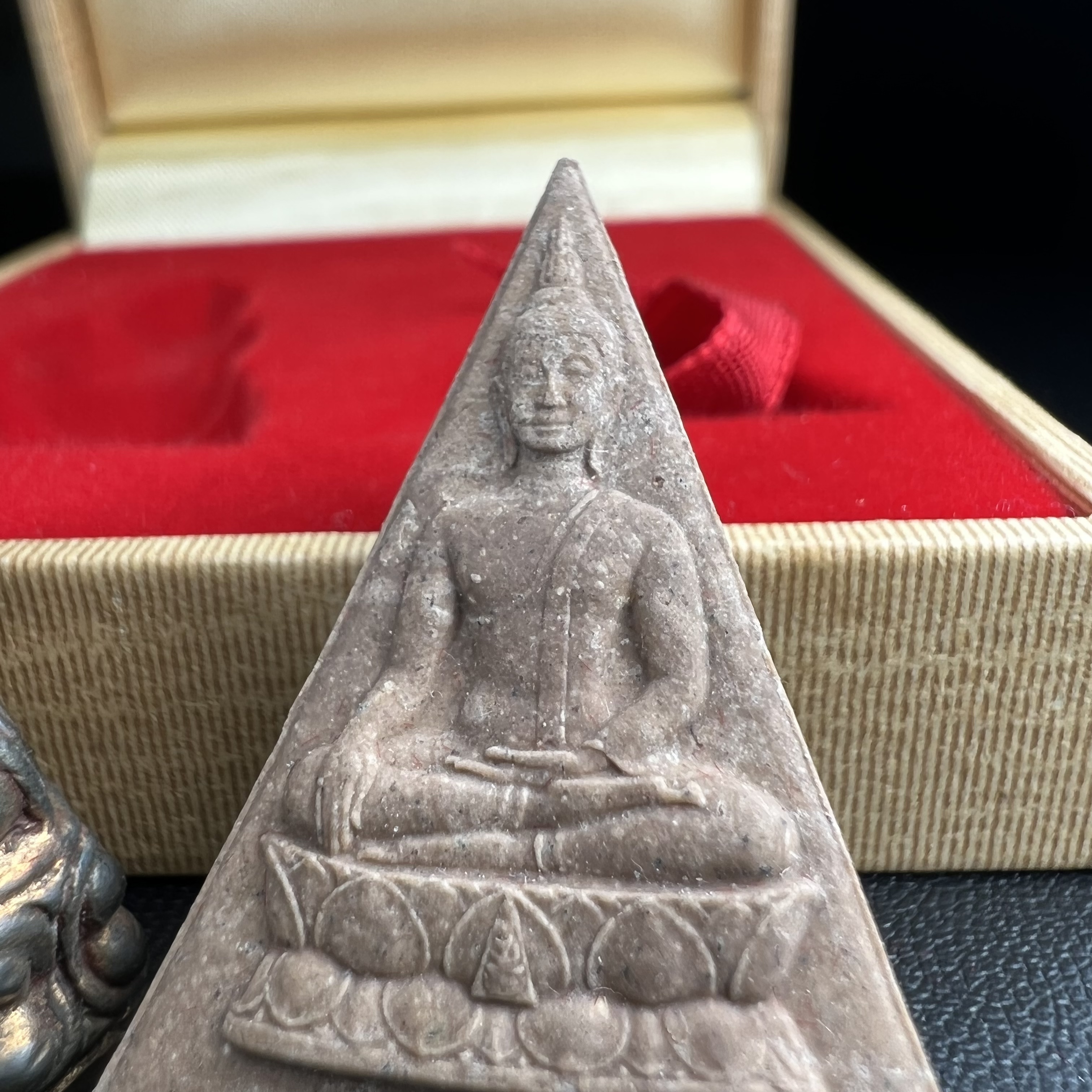 พระกริ่งเจริญโภคทรัพย์ พระพิมพ์จิตรลดา ที่ระลึกโครงการหลวง ปี 2539 ฉลองครองราชสมบัติครบ 50 ปี รัชกาลที่ 9 ตรากาญจนาภิเษกทองคำ(เนื้อทองคำแท้)(ชุดกรรมการหายาก)(1ใน1999ชุด)