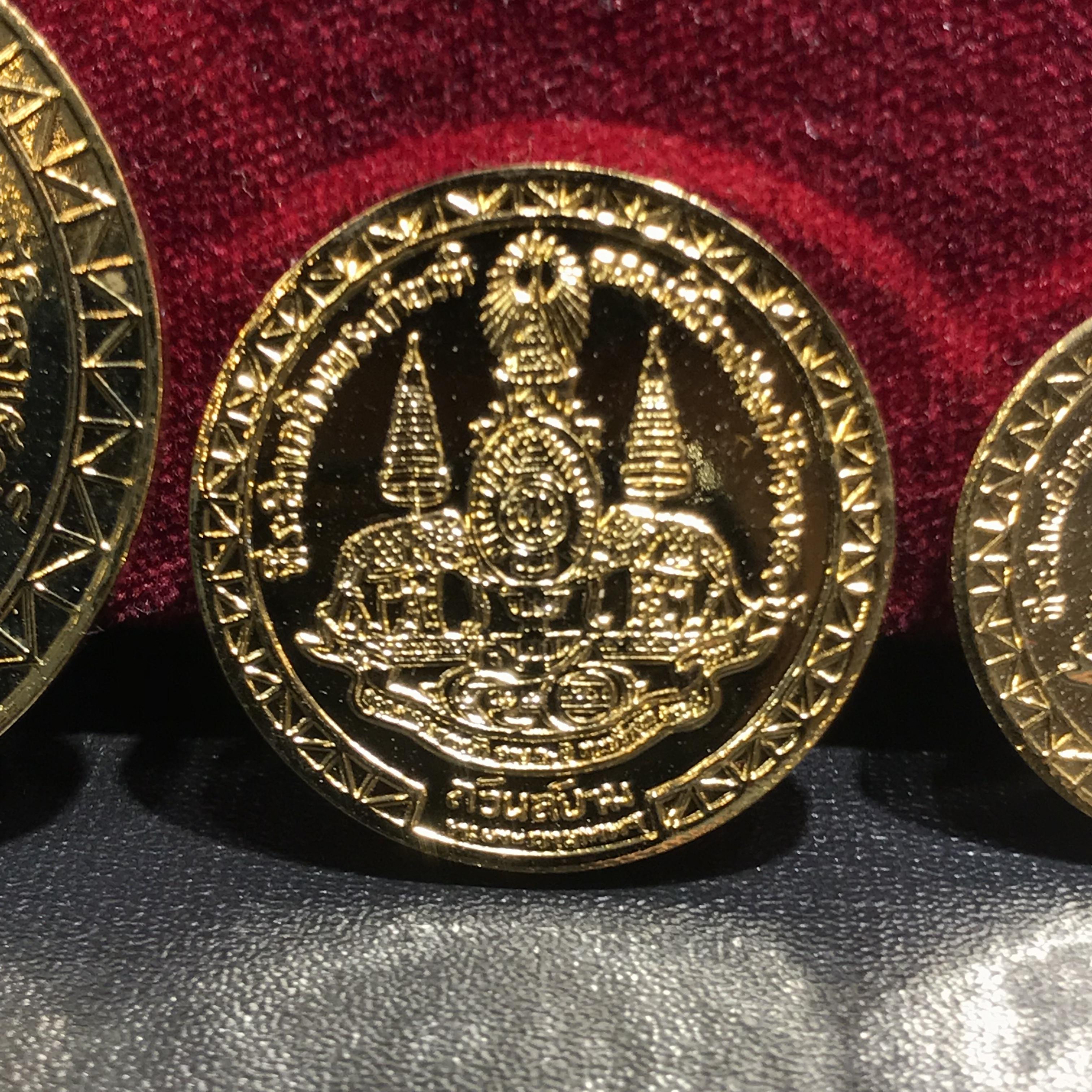 เหรียญที่ระลึกเฉลิมพระเกียรติ์ ฉลองสิริราชสมบัติ ครบ 50ปี รัชกาลที่9 ตรากาญจนาภิเษก สวนสยามทะเลกรุงเทพ จัดสร้าง ปี2539(ครบชุดพร้อมกล่องบรรจุเดิม)