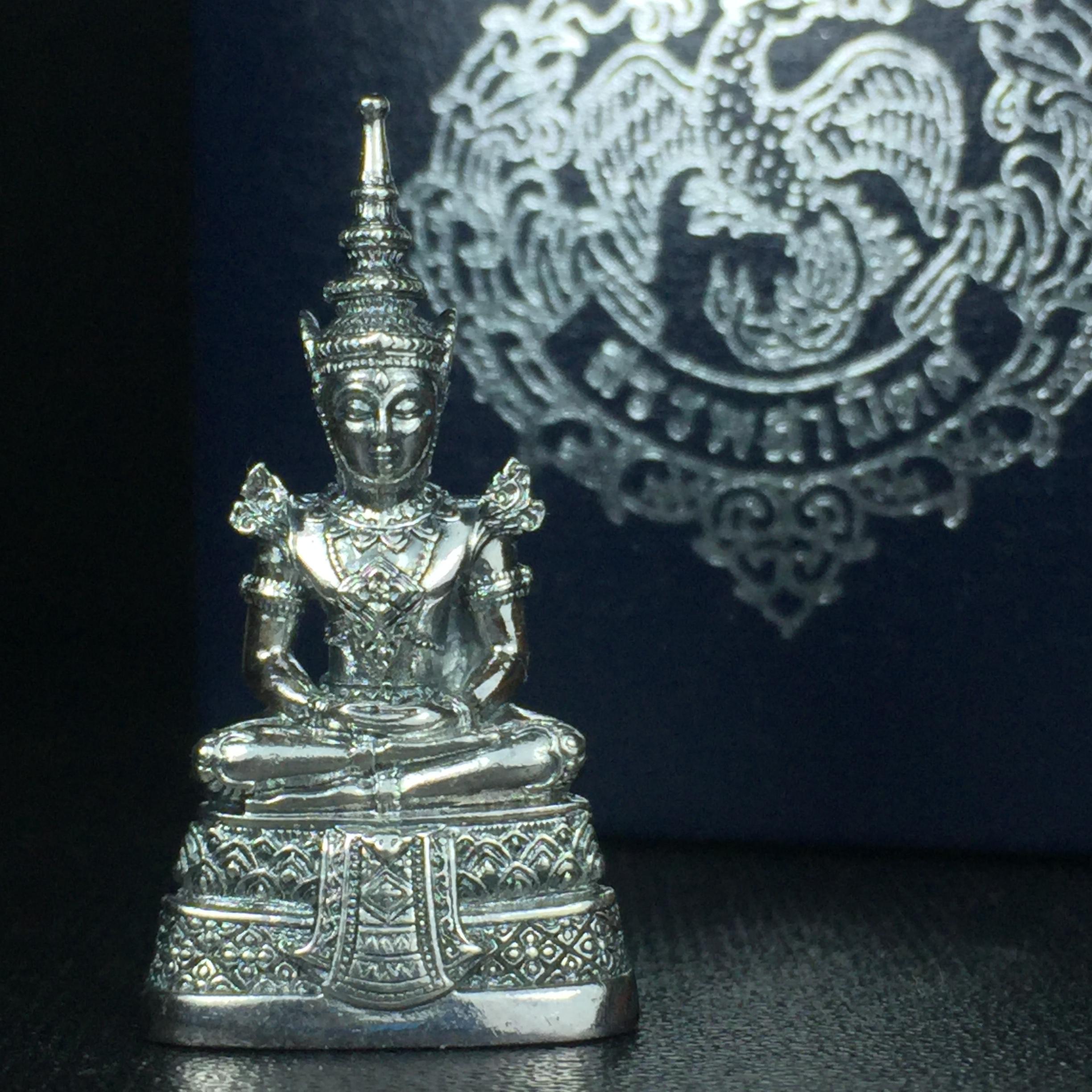 พระแก้วมรกต กรมสรรพสามิตจัดสร้างขึ้นเนื่องในโอกาสครบรอบ 64 ปีของกรมสรรพสามิต และเนื่องในวโรกาสที่พระบาทสมเด็จพระเจ้าอยู่หัวทรงครองราชย์ครบ 50 ปีในปีกาญจนาภิเษก เมื่อ พ.ศ.2539 เนื้อเงินรมดำขัดเงาพร้อมกล่องบรรจุเดิม