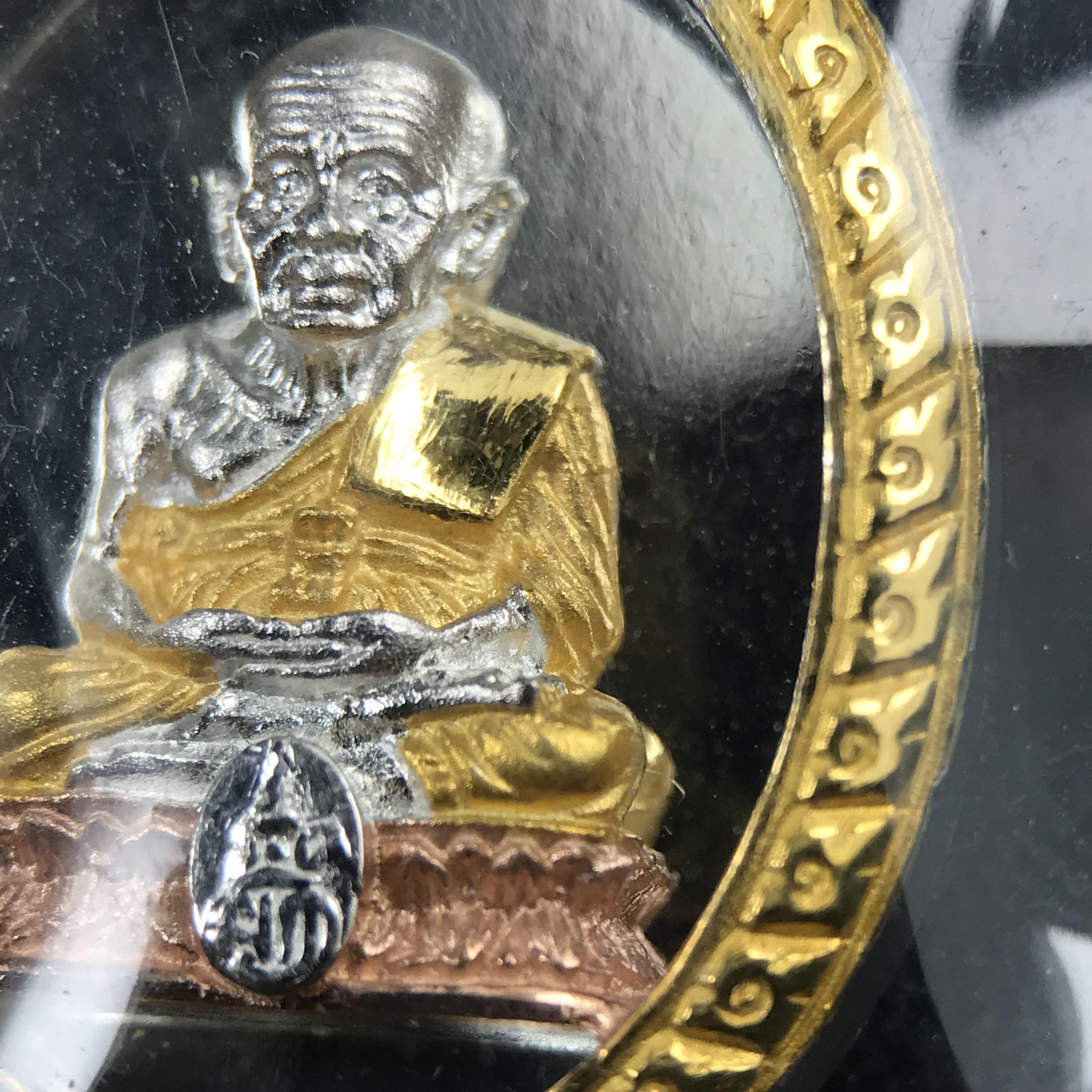 สมเด็จหลวงปู่ทวด วัดช้างให้ รุ่น เฉลิมพระเกียรติ ตราสัญลักษณ์ มวก. พิมพ์รูปไข่เนื้อเงิน-สามกษัตริย์ ปี 2544 พิธีพุทธาภิเษกใหญ่ ณ อุโบสถวัดช้างให้และอุโบสถวัดพระศรีรัตนศาสดาราม ( วัดพระแก้ว )โดยนิมนต์เกจิชื่อดังสายใต้ทั้งหมดจำนวน 108 รูป(องค์หมายเลข 2950)