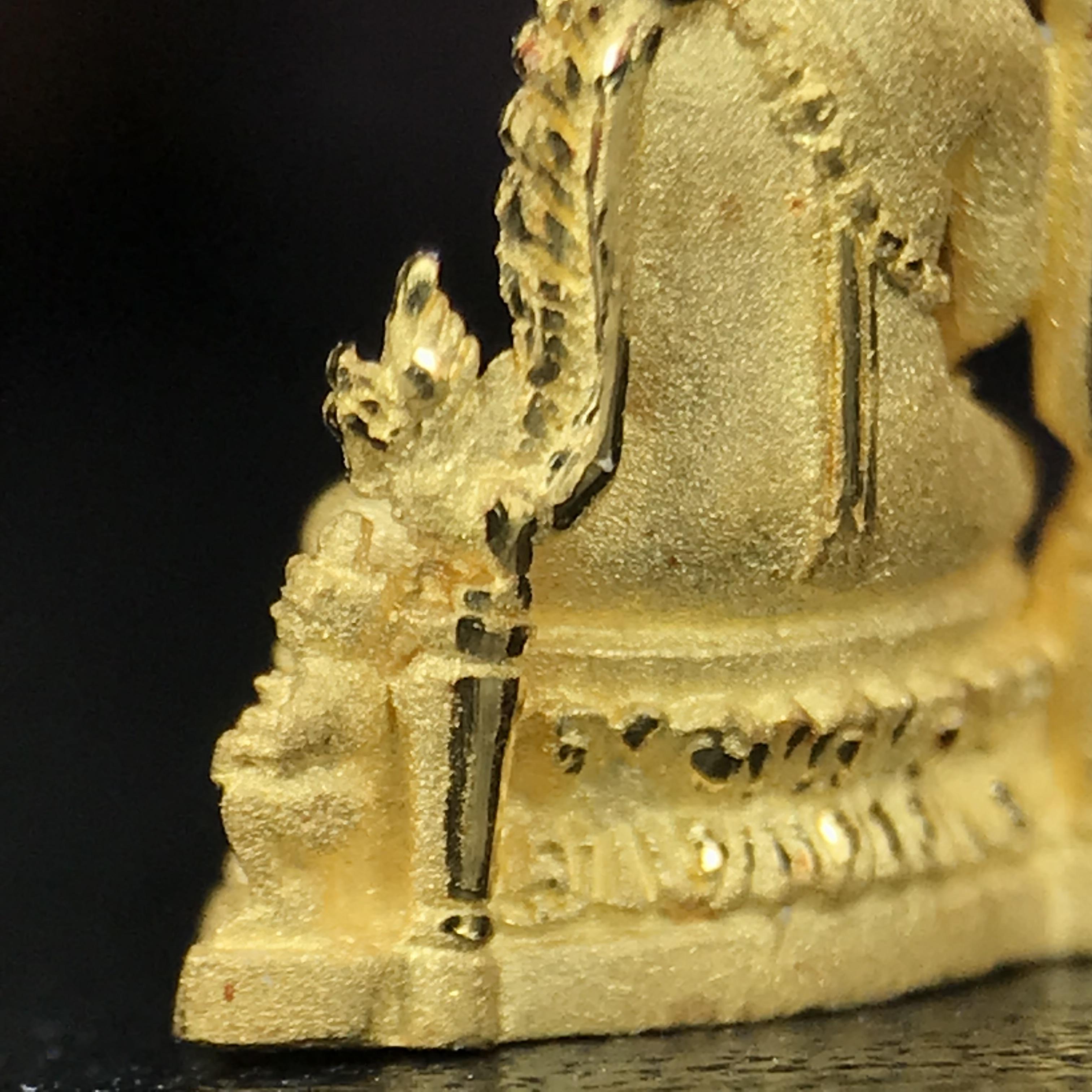 พระพุทธชินราช ภปร. โครงการ "เพราะแผ่นดินนี้ คือ แผ่นดินเกิด" ปี 2548(รุ่นแรก) ลอยองค์เนื้อทองคำบริสุทธิ์ 96.5% (น้ำหนัก 2.5 กรัม) หน้าตัก 1/4 นิ้ว (ขนาด 1.6 x1.1 ซม.) พุทธศิลป์งดงามทรงคุณค่า รุ่นยอดนิยม