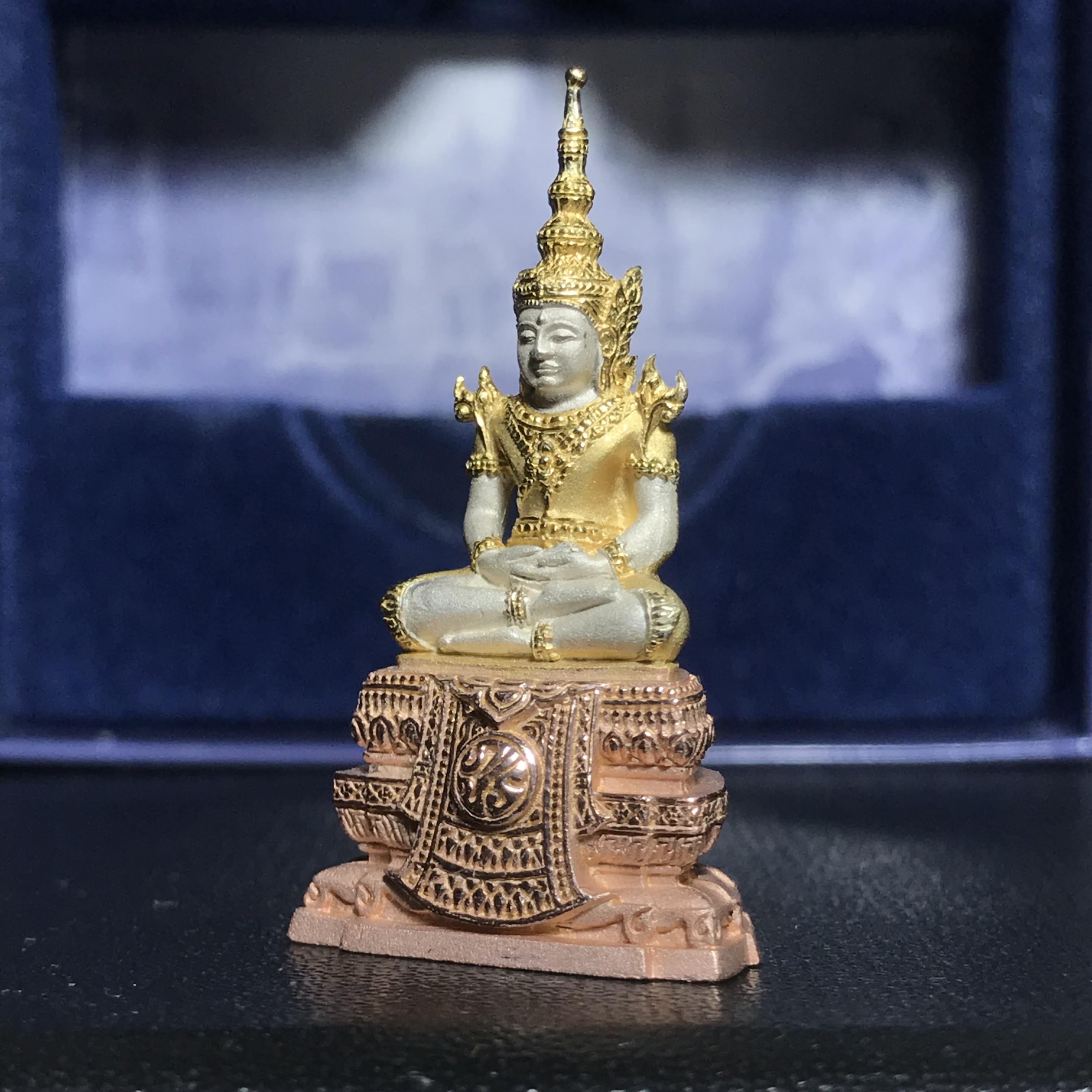 พระแก้วมรกต ภปร. ปี2547 จัดสร้างโดย รพ.ภูมิพลฯ เนื้อเงิน (3 กษัตริย์)ลอยองค์ หน้าตัก 1/2 นิ้ว