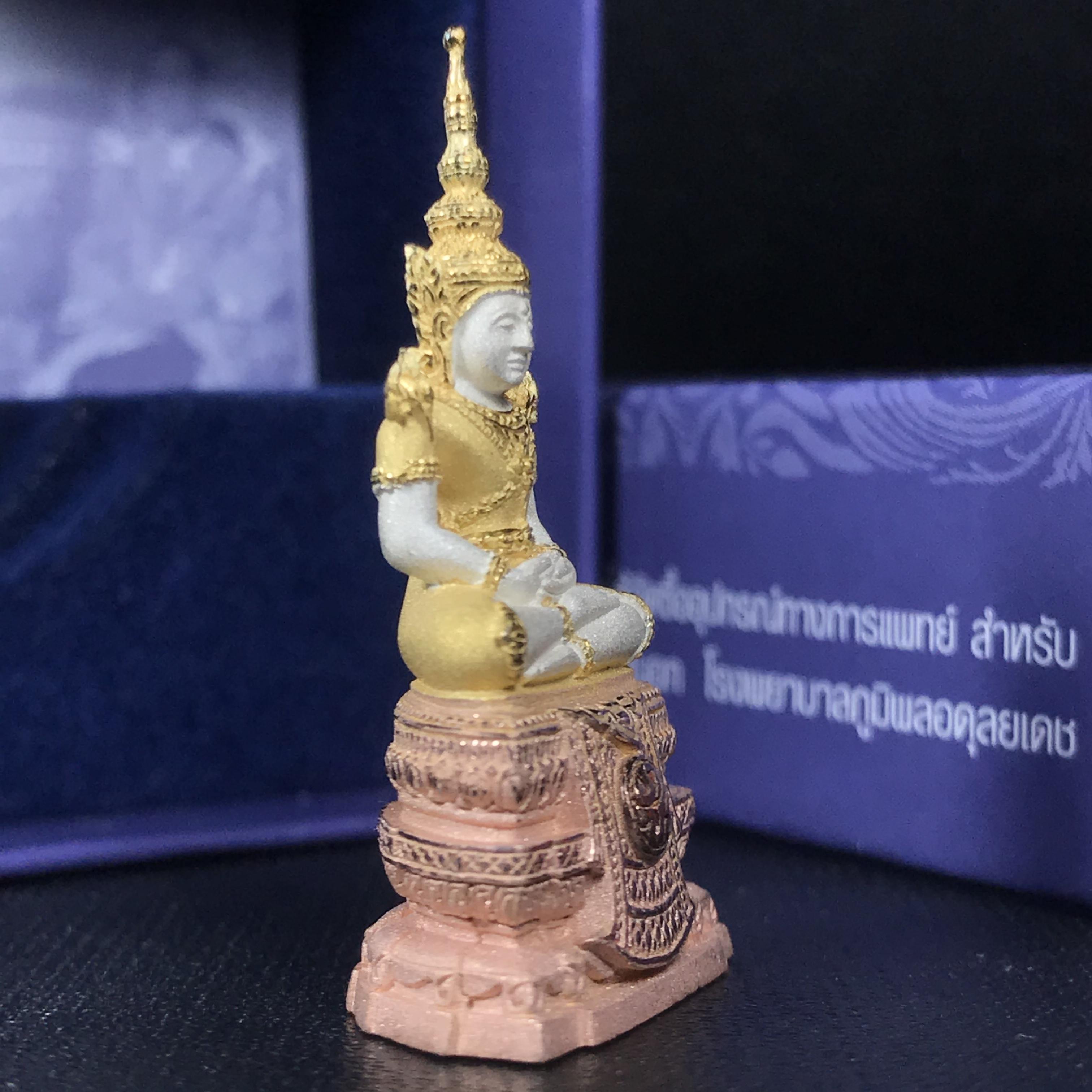 พระแก้วมรกต ภปร. ปี2547 จัดสร้างโดย รพ.ภูมิพลฯ เนื้อเงิน (3 กษัตริย์)ลอยองค์ หน้าตัก 1/2 นิ้ว (สภาพสวย กล่องบรรจุเดิมครบสมบูรณ์) (1ใน3000องค์)องค์หมายเลขมหามงคล 999 (ตองเก้า)เจริญเก้าหน้าในทุกด้าน