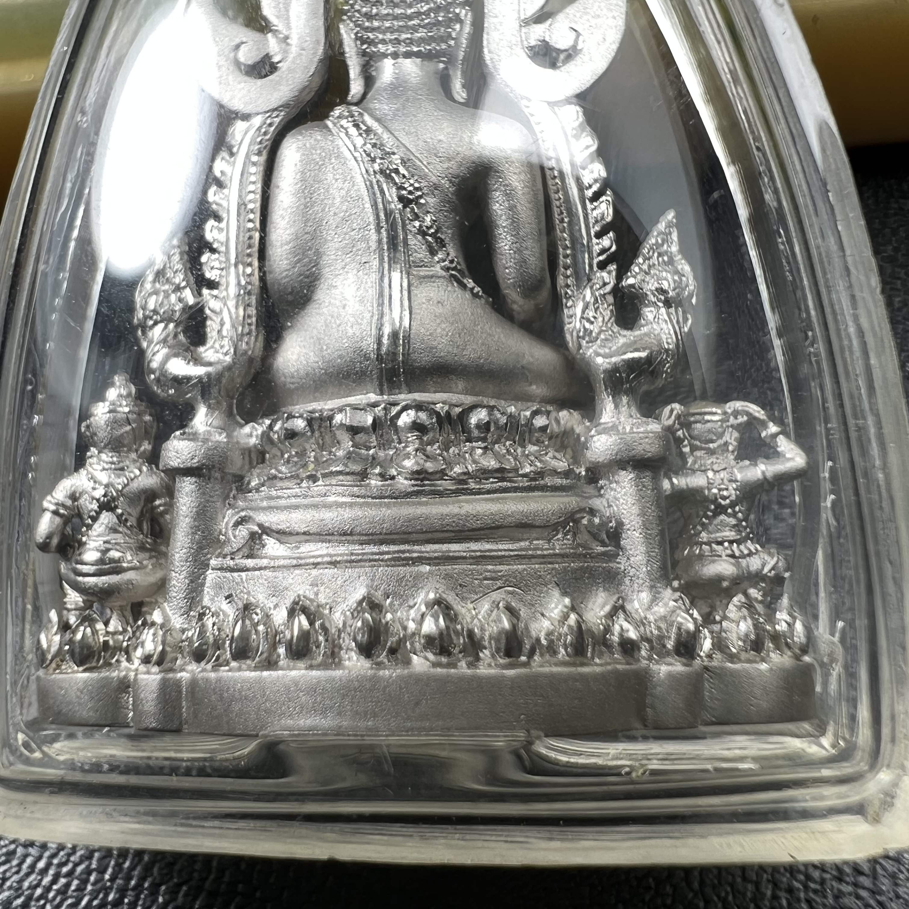 พระพุทธชินราช(จำลอง) ภปร. 84 พรรษา ปี 2554 เนื้อเงินชุบทองคำขาว พิมพ์กลางขนาดหน้าตัก 1/2 นิ้ว(พระราชทานมวลสาร จิตรลดาและเส้นพระเจ้า(เส้นผม)รัชกาลที่9)พุทธศิลป์ทรงคุณค่าอีกหนึ่งรุ่นยอดนิยม