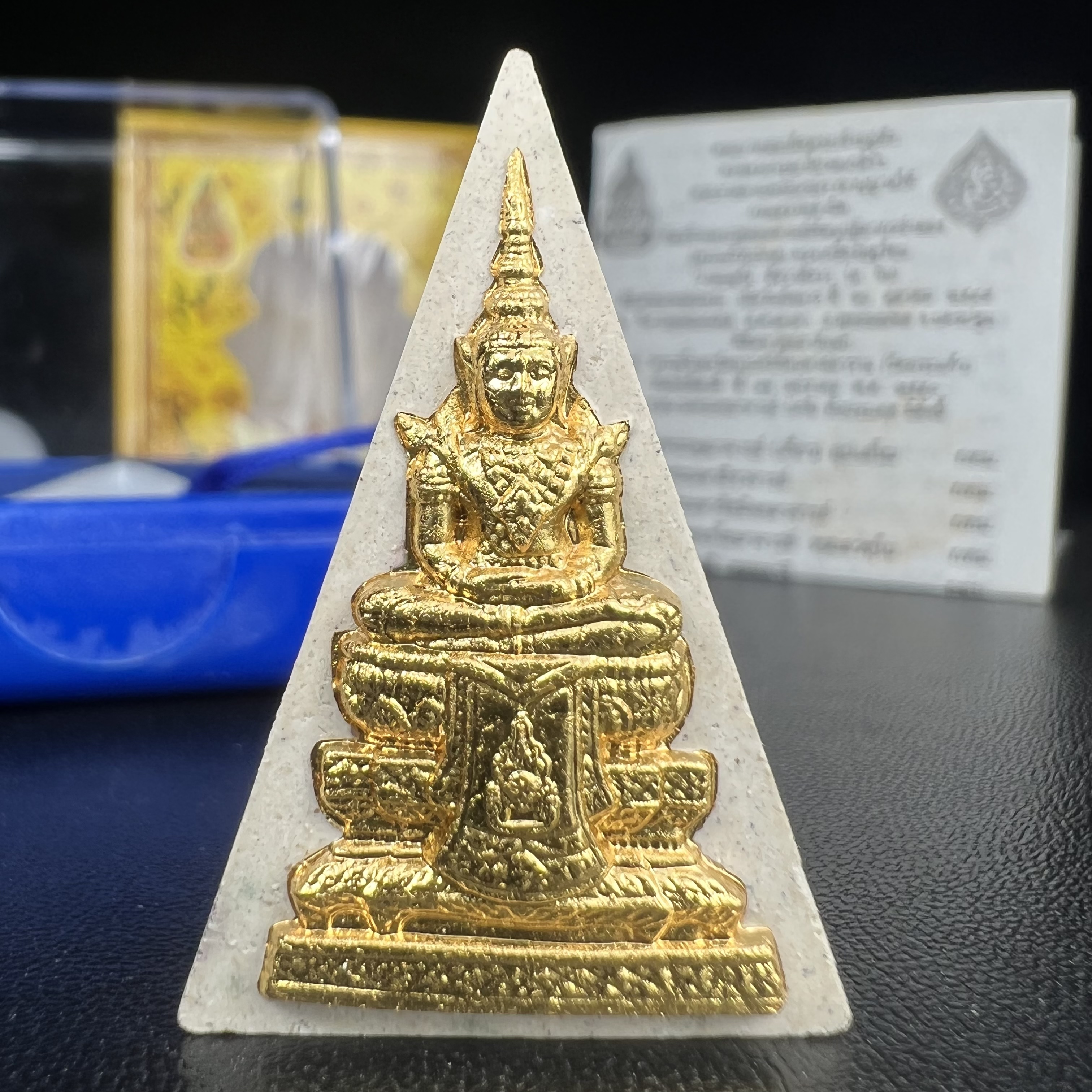 พระแก้วมรกต(จำลอง)ทรงเครื่องฤดูร้อน พระผงบูชา ด้านหน้าปิดทอง ด้านหลังตราฉลองสิริราชสมบัติครบ 60ปี เนื้อเงินขึ้นสีรุ้งธรรมชาติสร้างสรรค์งดงาม(รุ่นนี้ได้พระราชทานเส้นพระเจ้า(เส้นผม)รัชกาลที่9ในการจัดสร้าง)***องค์นี้พิเศษมองเห็นเส้นผมติดอยู่ด้านหลังชัดเจน***