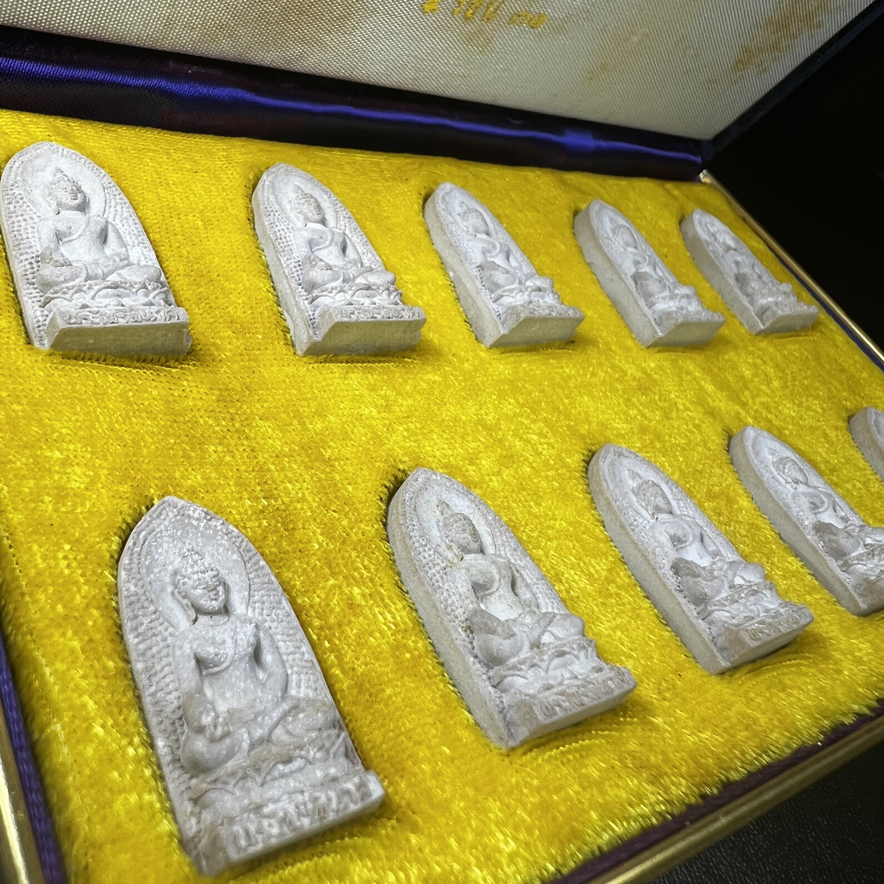 พระไพรีพินาศ ภปร. ครบ 5 รอบ ในหลวงรัชกาลที่ 9 ปี 2530(เนื้อผงพิมพ์ใหญ่) ชุดกรรมการ บรรจุจำนวน 10 องค์ ในกล่อง ตราสัญลักษณ์ ภปร.(ในหลวงรัชกาลที่9เสด็จในพิธีเจิมพระสุหร่าย)พระดี พิธีใหญ่ ประกอบพิธีพุทธาภิเษกพร้อมกับพิธีพระกริ่งปวเรศ ปี2530 วัดบวรนิเวศวิหาร