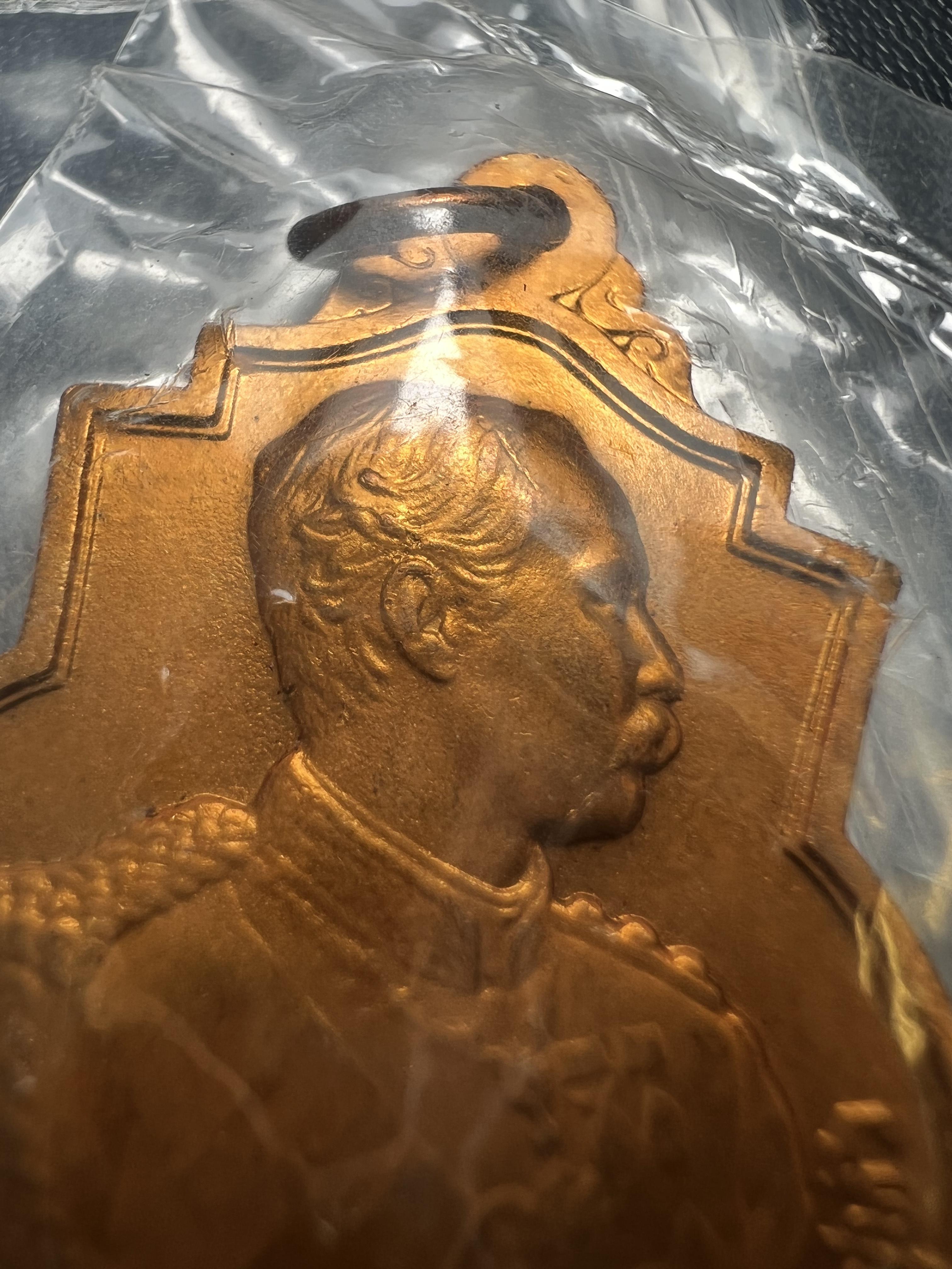 เหรียญที่ระลึกรัชกาลที่ 5 รุ่น ครบ 108 ปี โรงเรียนนายร้อยพระจุลจอมเกล้า ปี 2538 เหรียญเสมาเนื้อทองแดง (คัดสภาพสวยซีนซองเดิม ผิวเดิมสวยมาก) ผลิตโดย กองกษาปณ์ กรมธนารักษ์ สมเด็จพระญาณสังวร สมเด็จพระสังฆราช วัดบวรนิเวศวิหาร ทรงเป็นประธาน(นิยม พิธีใหญ่)