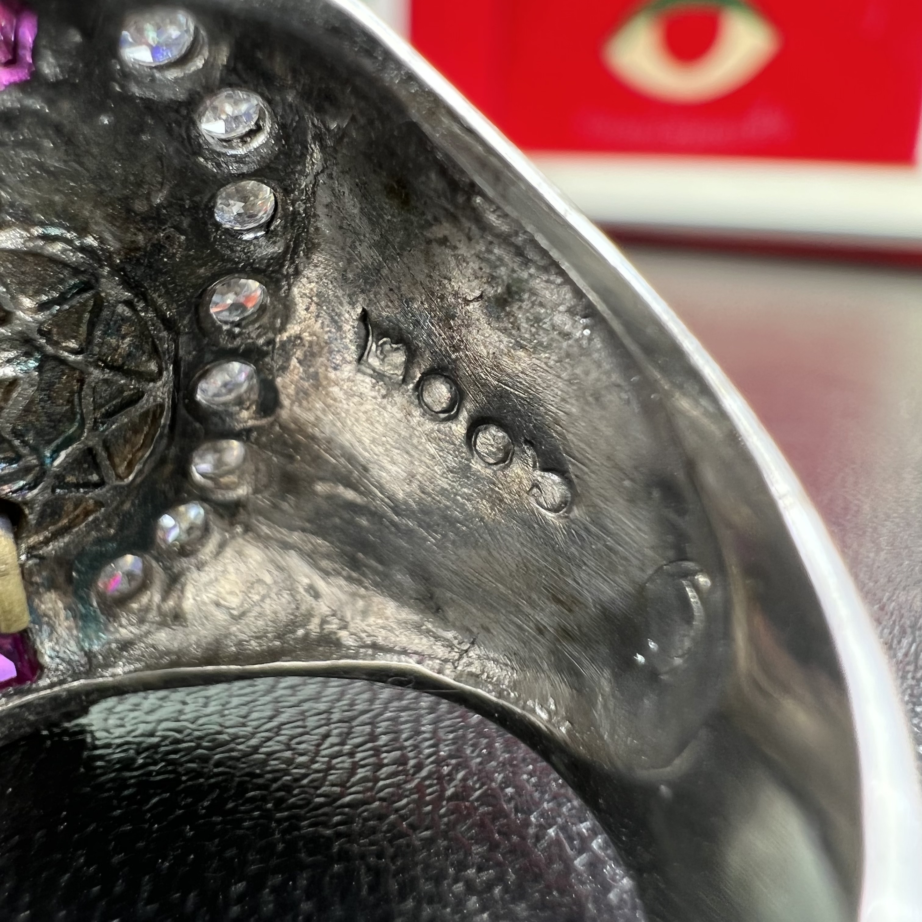 แหวนพระพุทธชินราช ภปร. ในวโรกาสเฉลิมพระชนมายุ6รอบ 5ธันวาคม2542 มูลนิธิพิทักษ์ดวงตาประชาชน จัดสร้าง แหวนเนื้อเงินเคลือบทองคำบริสุทธิ์ประดับเพชร CZ เกรดนอก ตอกโค๊ตและหมายเลข 2006(ผลรวมได้ 8 เลขมงคลเจริญมั่งคั่ง อุดมสมบูรณ์) พร้อมกล่องบรรจุเดิมครบ(หายาก)