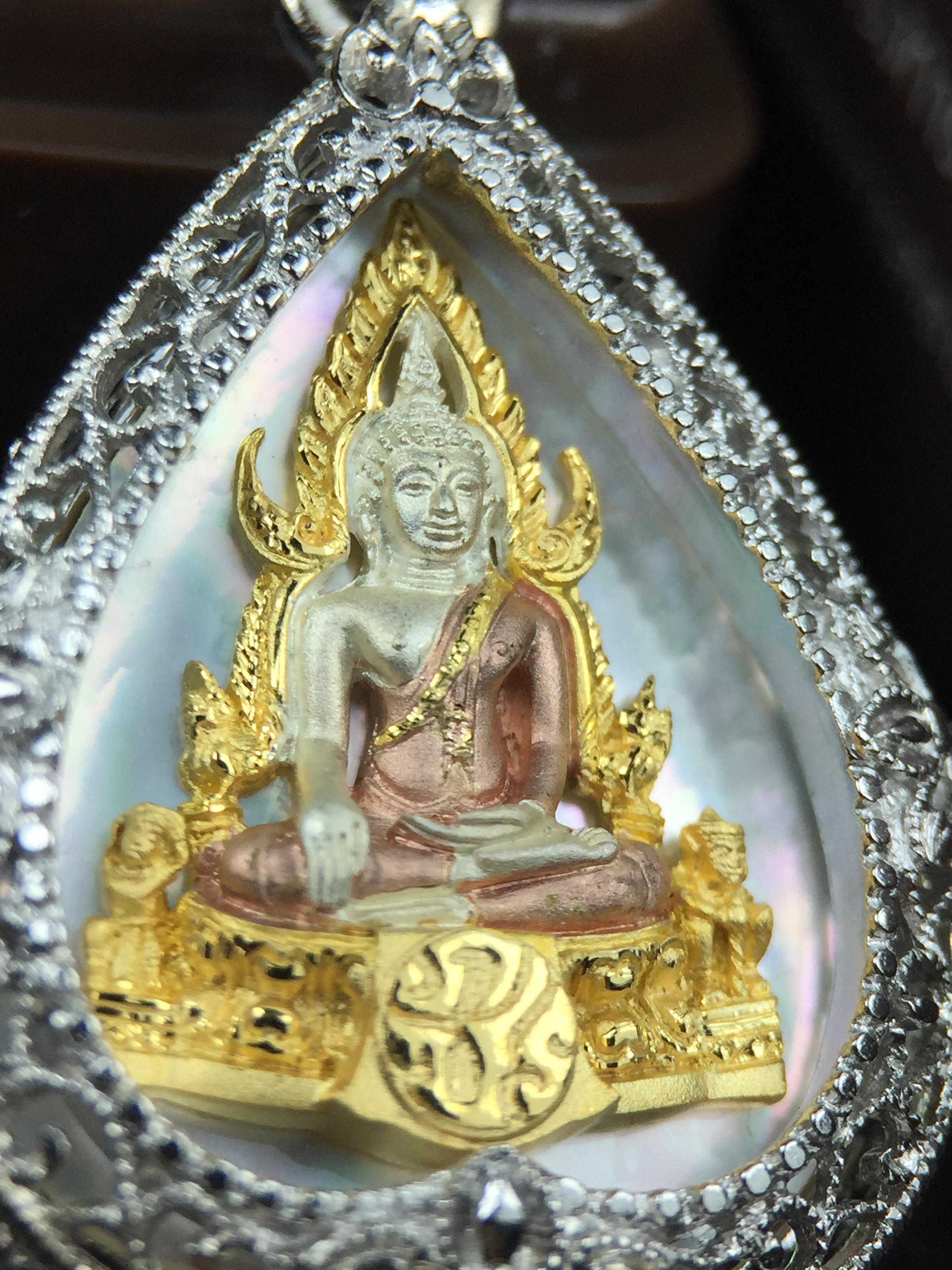 พระพุทธชินราช ภปร. โครงการ "เพราะแผ่นดินนี้ คือ แผ่นดินเกิด" ปี2548(รุ่นแรก) เหรียญทรงใบโพธิ์ ขนาด 21 x 29 มม. เนื้อเงินสามกษัตริย์ องค์พระชุบสามกษัตริย์ ล้อมด้วยกรอบเงินชุบทองคำขาวสลักเสลาเป็นลวดลายละเอียดอ่อน ส่วนพื้นองค์พระเป็นเปลือกหอยมุข