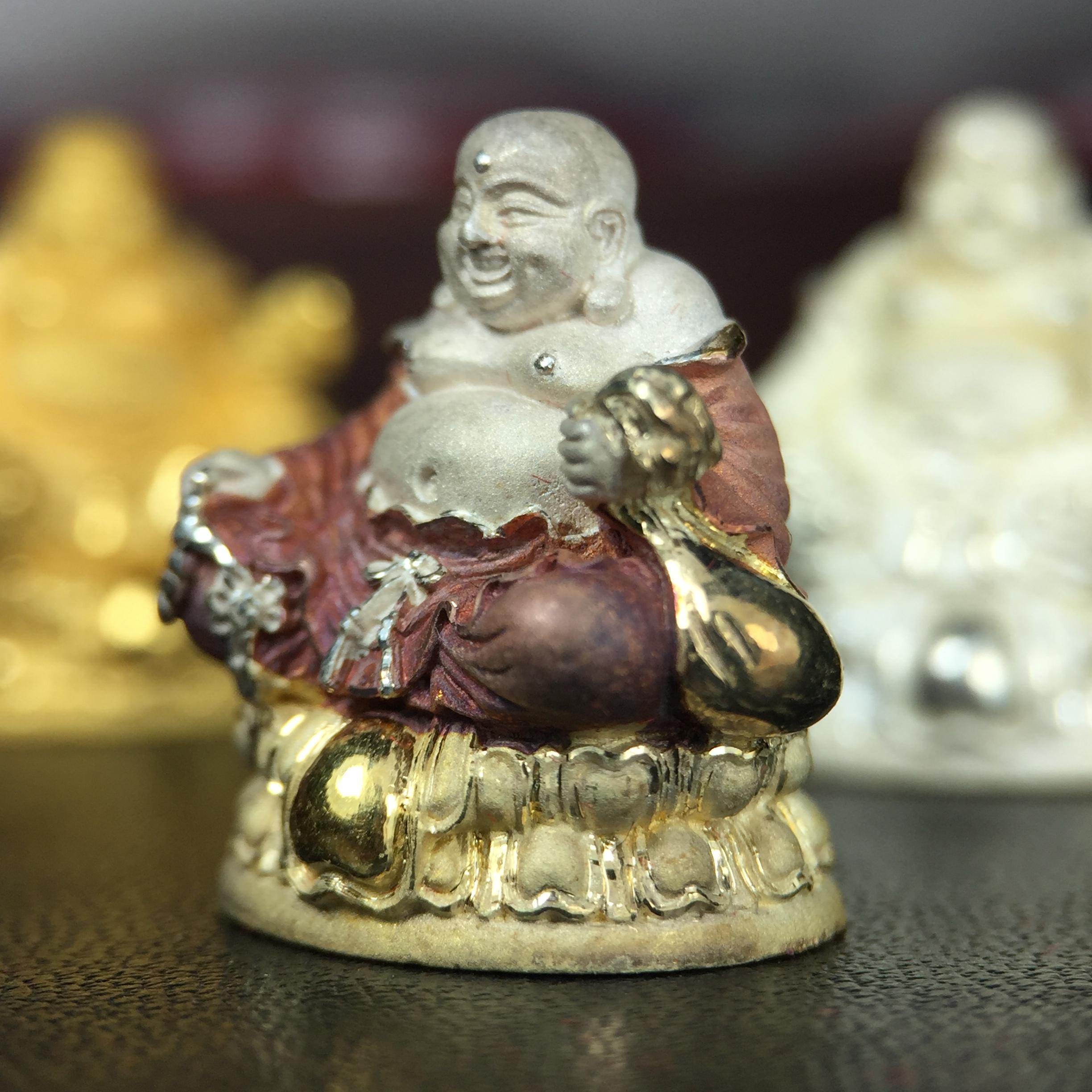 รูปหล่อลอยองค์ พระศรีอริยะเมตตรัยโพธิสัตว์(พระสังกัจจายน์)ชุดทองคำ(เนื้อทองคำ(15.44 กรัม)+เนื้อเงินสามกษัตริย์+เนื้อเงิน) โครงการสร้าง พระศรีอริยะเมตตรัยมหาโพธิสัตว์ น้อมถวายพระบาทสมเด็จพระเจ้าอยู่หัว ทรงครองศิริราชสมบัติครบ 50 ปี วัดโพธิ์แมนคุณาราม