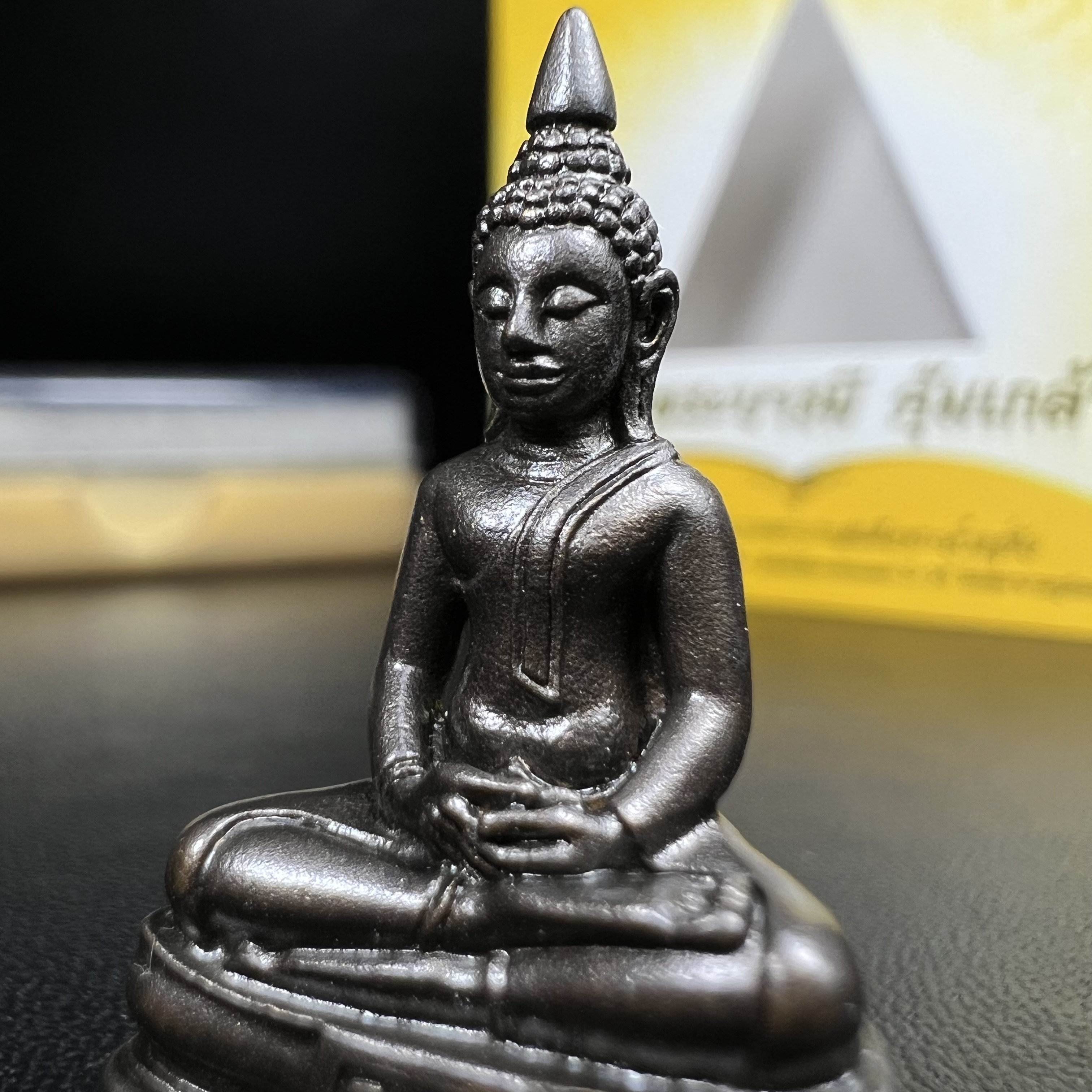 พระพุทธโสธร คุ้มเกล้าฯ ภปร.(ใต้ร่มพระบารมี คุ้มเกล้า) 60ปี โรงพยาบาลภูมิพลฯ พ.ศ.2552 เนื้อนวโลหะ รมดำ(พิมพ์ใหญ่ขนาด 30*20 มม.)สภาพสวยเดิมพร้อมกล่องบรรจุเดิม ตอกโค๊ดหมายเลขกำกับ