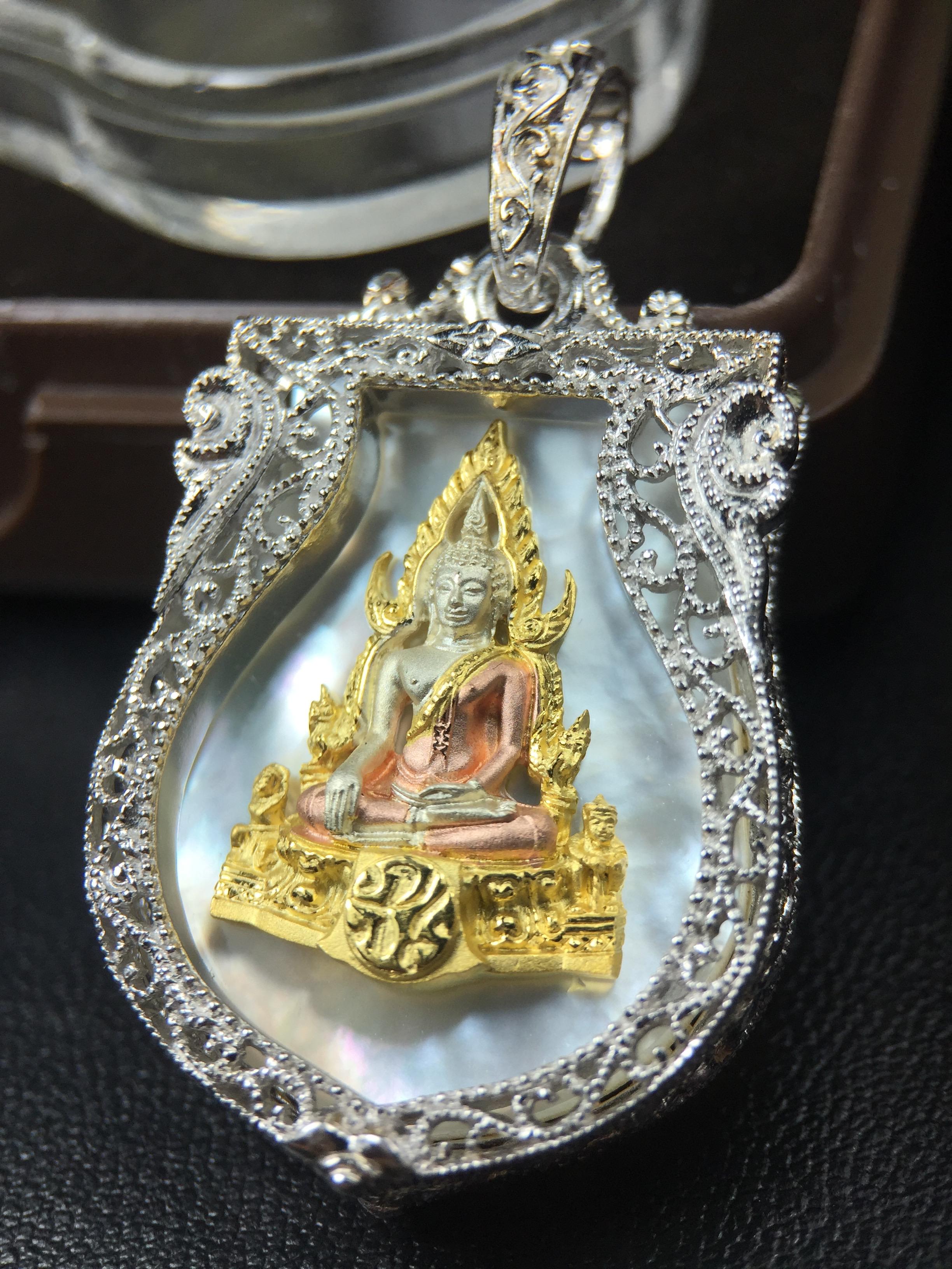 พระพุทธชินราช ภปร. โครงการ "เพราะแผ่นดินนี้ คือ แผ่นดินเกิด" ปี2548(รุ่นแรก) เหรียญทรงเสมา ขนาด 21 x 29 มม.เนื้อเงินสามกษัตริย์ องค์พระชุบสามกษัตริย์ ล้อมด้วยกรอบเงินชุบทองคำขาวสลักเสลาเป็นลวดลายละเอียดอ่อน ส่วนพื้นองค์พระเป็นเปลือกหอยมุขงดงาม