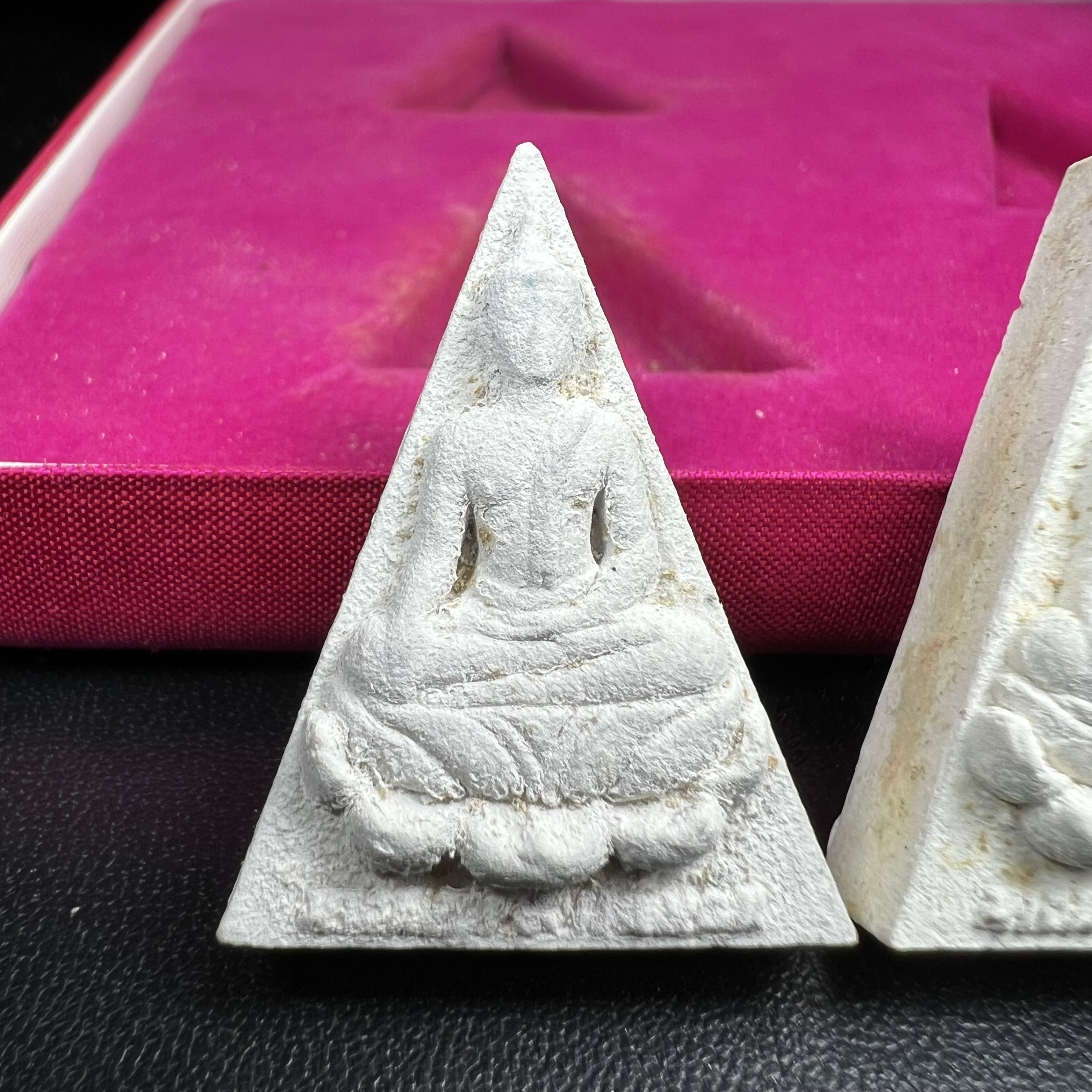 พระสมเด็จนางพญา 9 แผ่นดิน ชุด เบญจรัตนคุณ วัดอรุณราชวราราม จัดสร้างเนื่องในพระราชพิธีมหามงคลรัชกาลที่ 9 เฉลิมพระชนมพรรษา 6 รอบ 5 ธันวาคม 2542 ชุด เบญจรัตนคุณ ชุดหมายเลข ๓๐๙ (ชุดพิเศษพิมพ์กรรมการ 1 ใน 1000 ชุด)หายาก