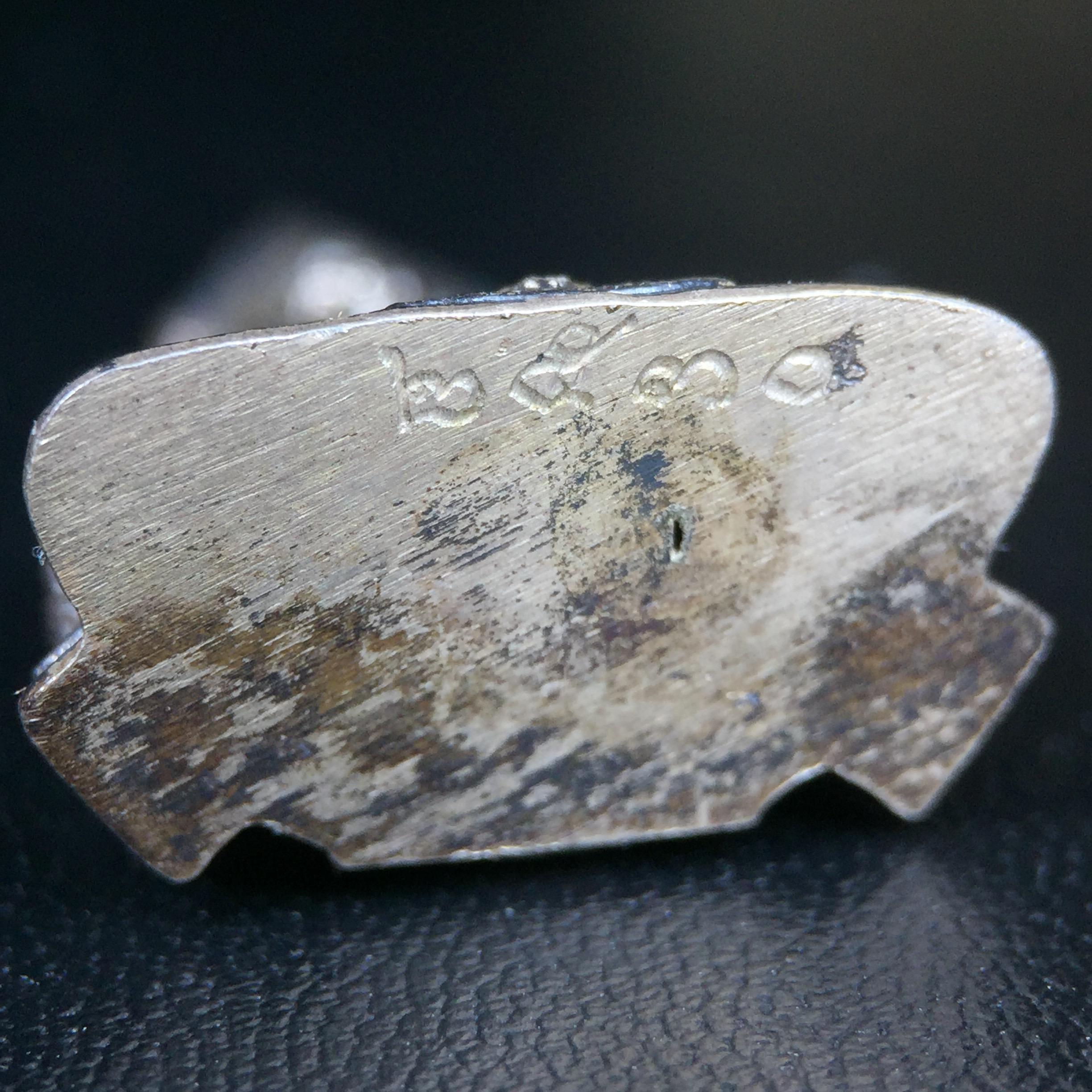 พระกริ่งพระพุทธชินราช มวก. วัดเบญจมบพิตร ปี 2519(รุ่นพิเศษ รุ่นแรก รุ่นเดียว)เนื้อเงิน(สภาพสวยผิวเดิมติดรุ้งผิวขึ้นน้ำทองสวยมีเสน่ห์ตามกาลเวลา)(ในหลวงรัชกาลที่9และสมเด็จพระราชินีเสด็จฯเททอง)(พิธีใหญ่ เกจิอาจารย์ในยุคยอดนิยมร่วมปลุกเสก) (องค์หมายเลข ๒๕๓๐)