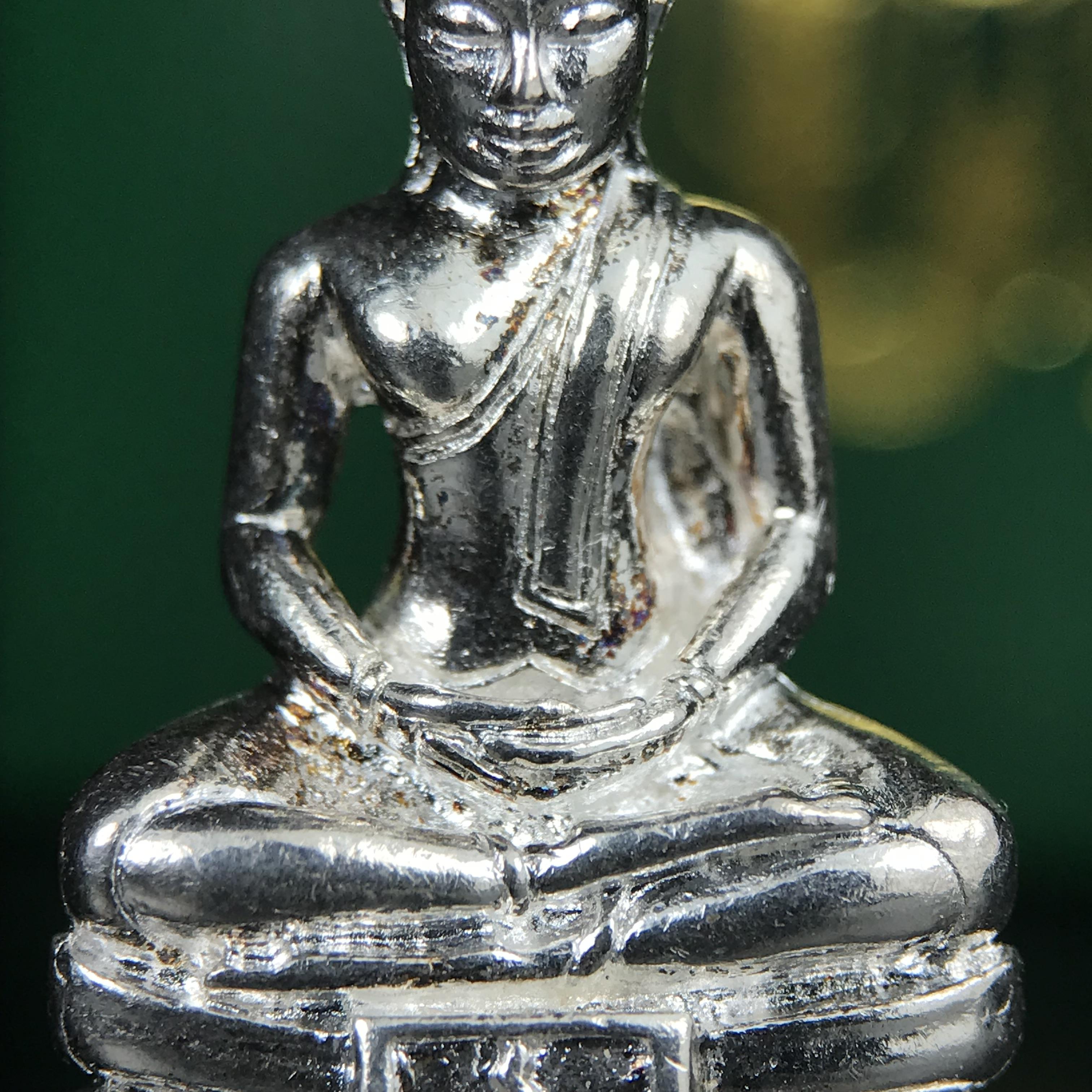 พระพุทธโสธร รุ่น กศก. 120 ปี เนื่องในโอกาสครบ 120 ปี กรมศุลกากร กระทรวงการคลัง จัดสร้าง ปี 2537 เนื้อเงินบริสุทธิ์ 99.9% ผิวขัดเงา(งานบริษัท แพรนด้า จิวเวลรี่)สวยงดงาม ทรงคุณค่า