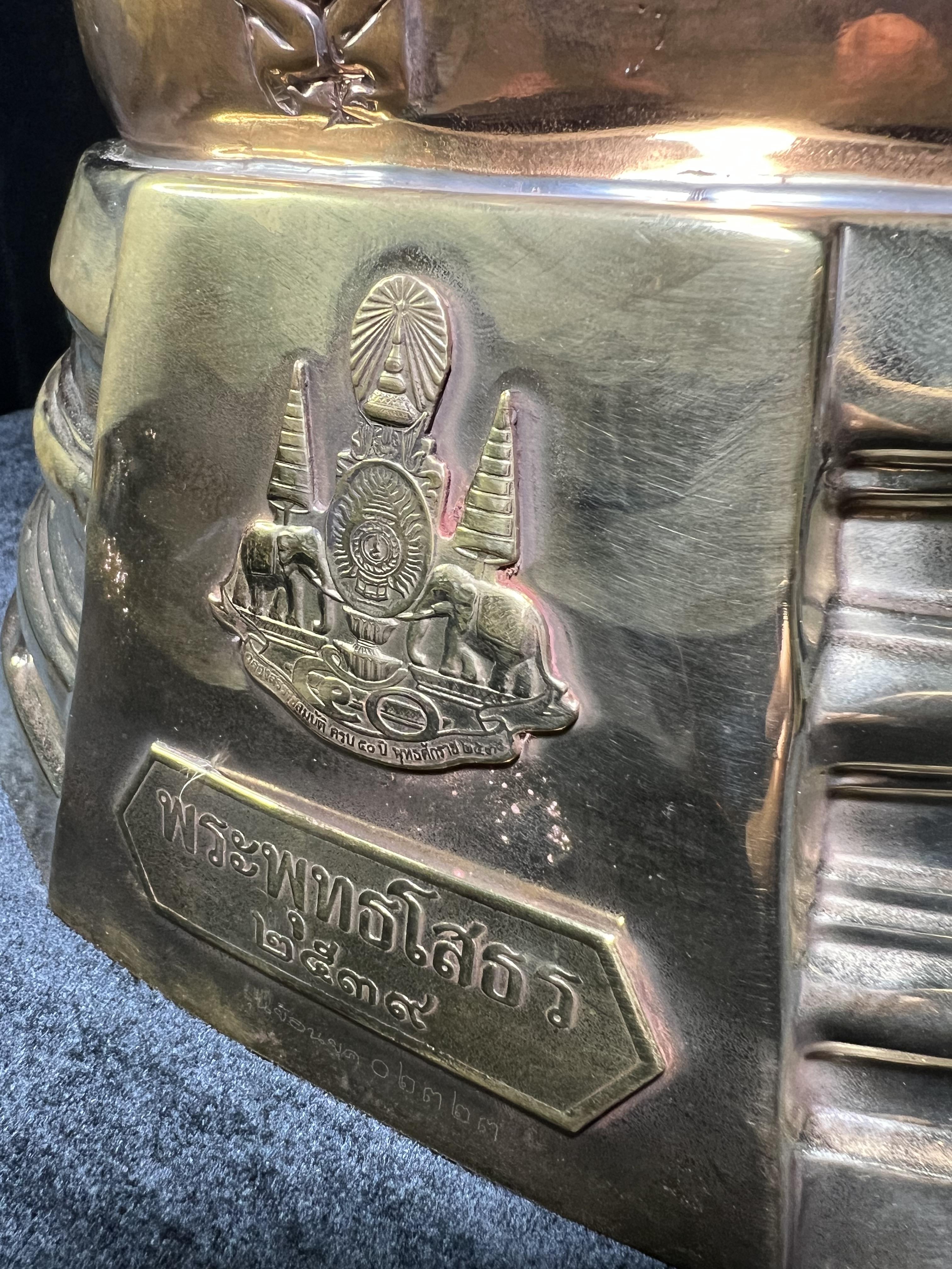 พระบูชาพระพุทธโสธร ภปร. รุ่นย้อนยุค ปี 2539 กาญจนาภิเษกครองราชสมบัติครบ 50ปี ในหลวงรัชกาลที่ 9 ขนาดหน้าตัก 9นิ้ว เนื้อสามกษัตริย์ หมายเลข๐๒๓๒๓(เลขสวย)อีกหนึ่งรุ่นยอดนิยม