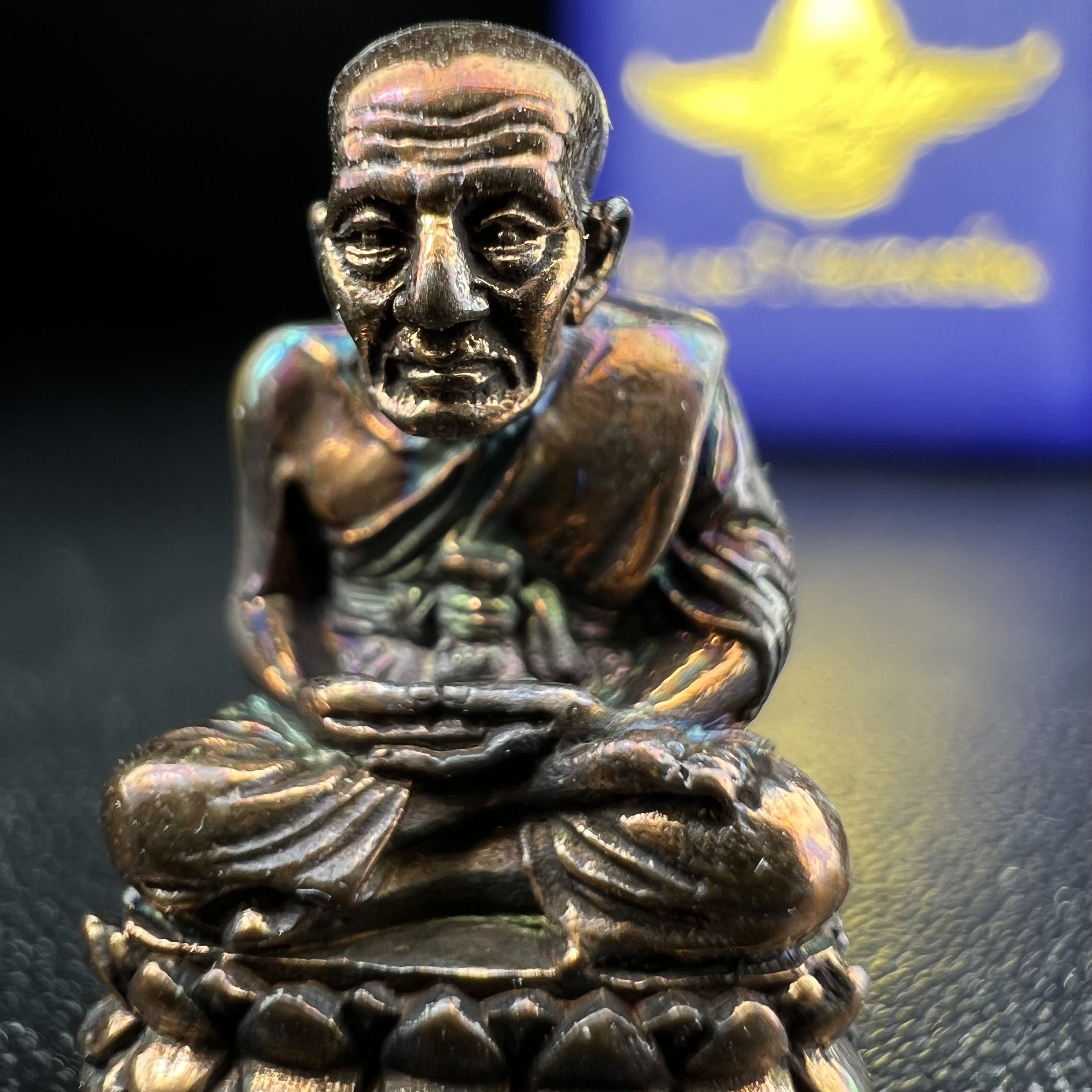 รูปเหมือนหล่อลอยองค์หลวงปู่ทวด รุ่น 111ปี กระทรวงกลาโหม เนื้อนวโลหะรมดำ-ปัดเงา ปี2540 พิธีใหญ่ เข้มขลัง นิยม พร้อมกล่องบรรจุเดิม(คัดสภาพสวยผิวเทพๆผิวรุ้งๆ)ทั้งพิธีทั้งพุทธศิลป์ทรงคุณค่าอีกหนึ่งรุ่นยอดนิยม