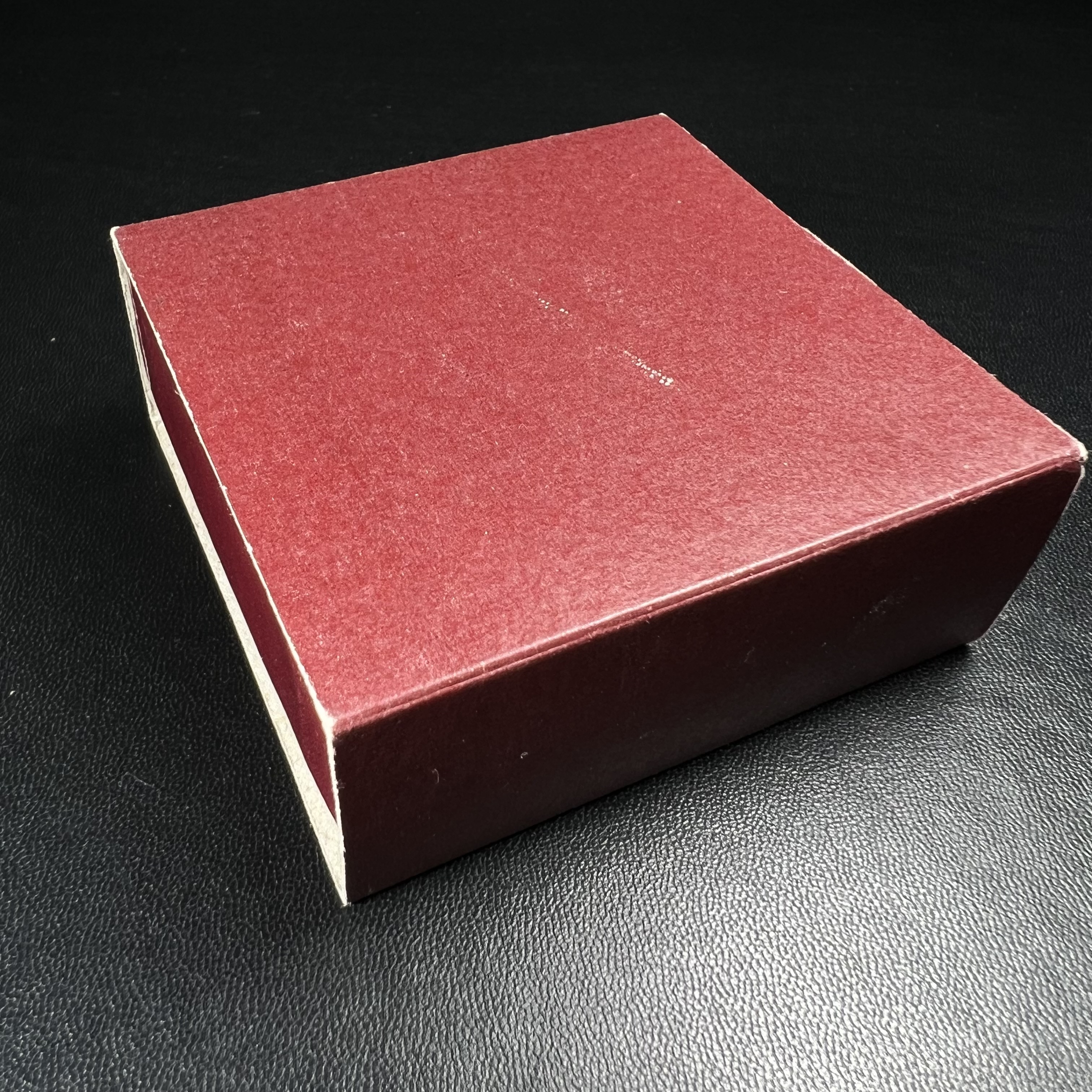 พระแก้วมรกต ภปร.(รุ่นแรก) ปี2545 รุ่นฉลองกรุงรัตนโกสินทร์ครบ 220 ปี พิมพ์ลอยองค์ใหญ่ เนื้อเงินบริสุทธิ์ 92.5% (สามกษัตริย์) ขนาด 19*35 มม. พร้อมกล่องบรรจุเดิม สวยครบสมบูรณ์