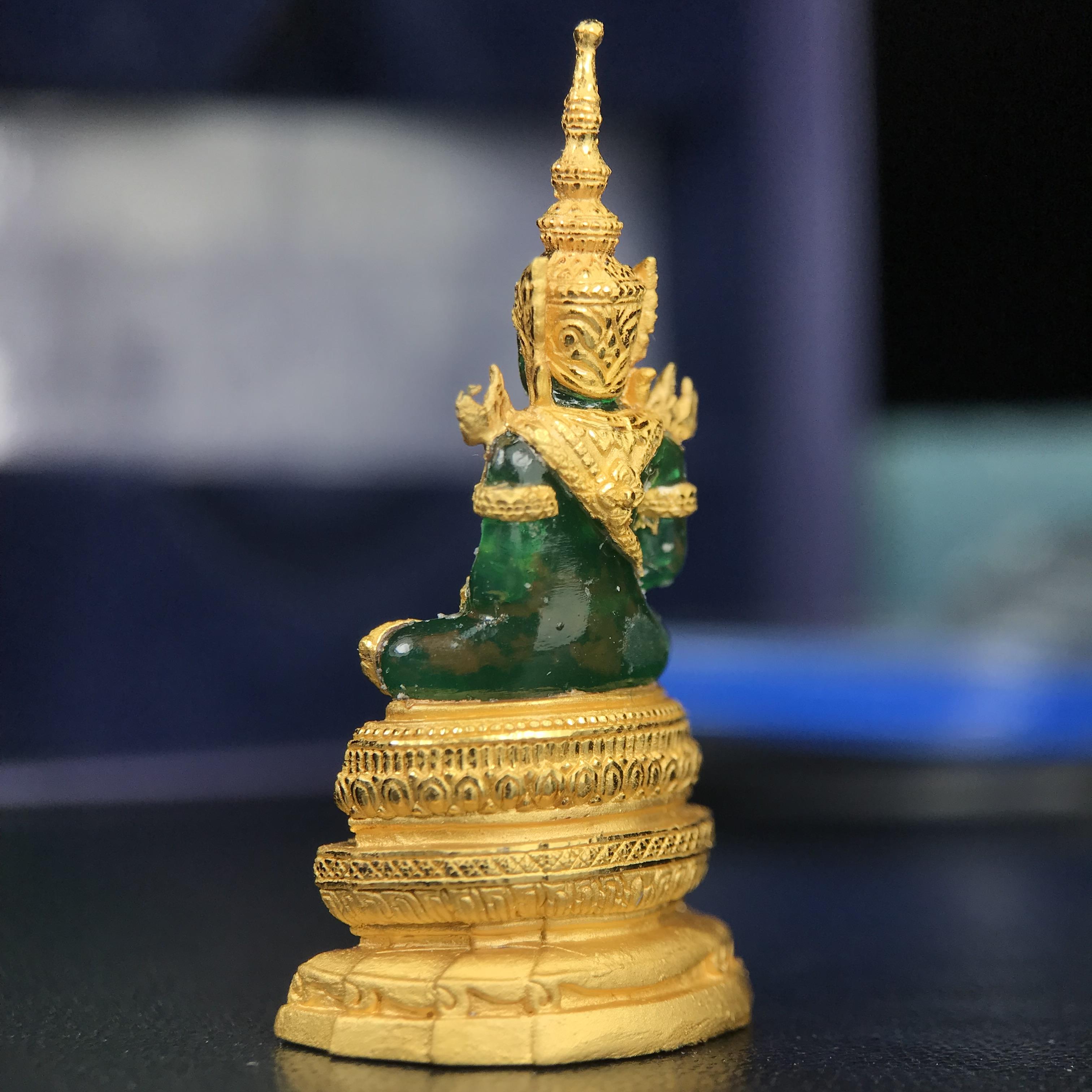 พระแก้วมรกต ภปร. จัดสร้างโดย รพ.ภูมิพลฯ ปี2547 ลอยองค์ขนาดหน้าตัก 1/2 นิ้ว เนื้อเรซิ่นหุ้มทองคำ99.99 งดงามทรงคุณค่าอีกหนึ่งรุ่นยอดนิยม หายาก