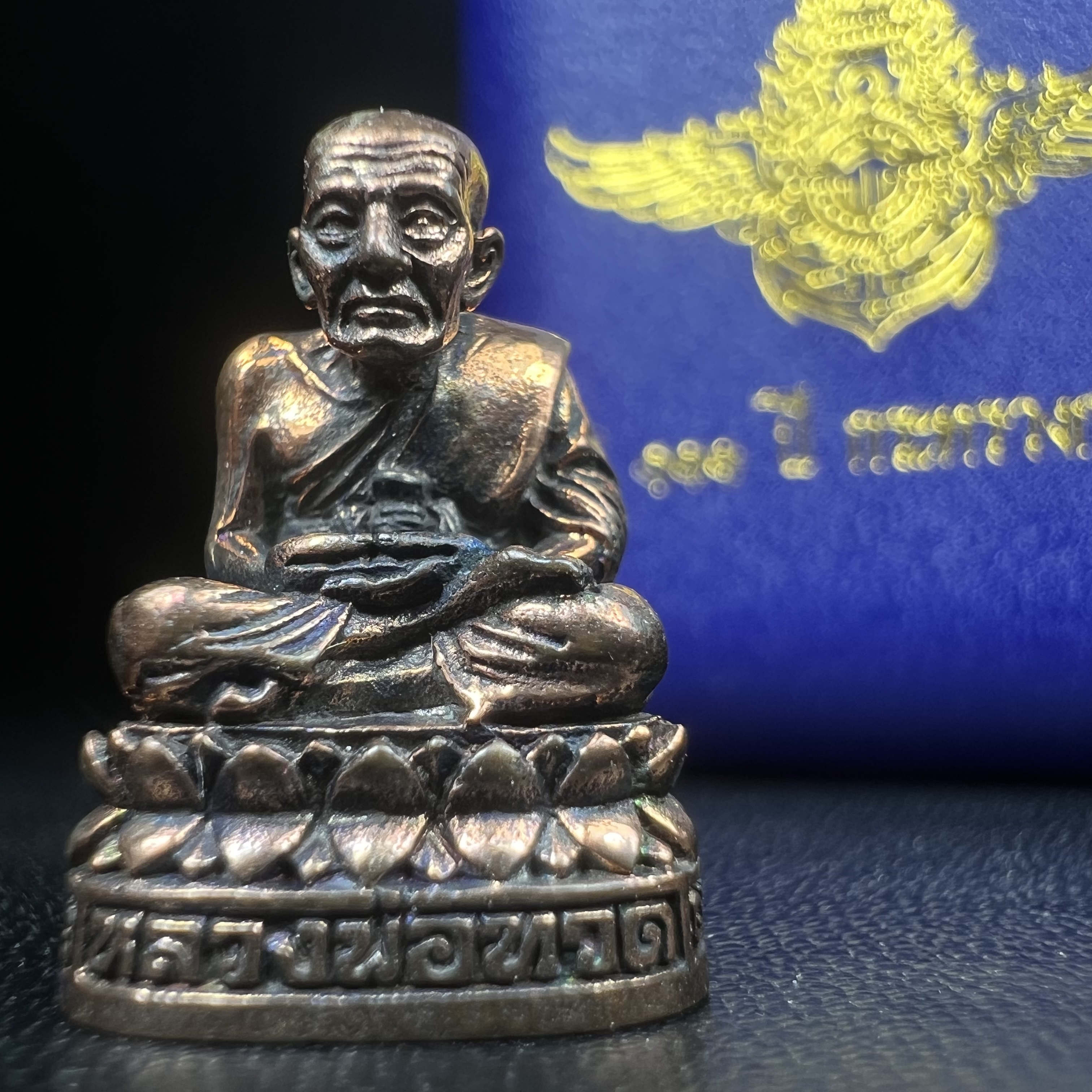 รูปเหมือนหล่อลอยองค์หลวงปู่ทวด รุ่น 111ปี กระทรวงกลาโหม เนื้อนวโลหะรมดำ-ปัดเงา ปี2540 พิธีใหญ่ เข้มขลัง นิยม พร้อมกล่องบรรจุเดิม(คัดสภาพสวยผิวเทพๆผิวรุ้งๆ)ทั้งพิธีทั้งพุทธศิลป์ทรงคุณค่าอีกหนึ่งรุ่นยอดนิยม