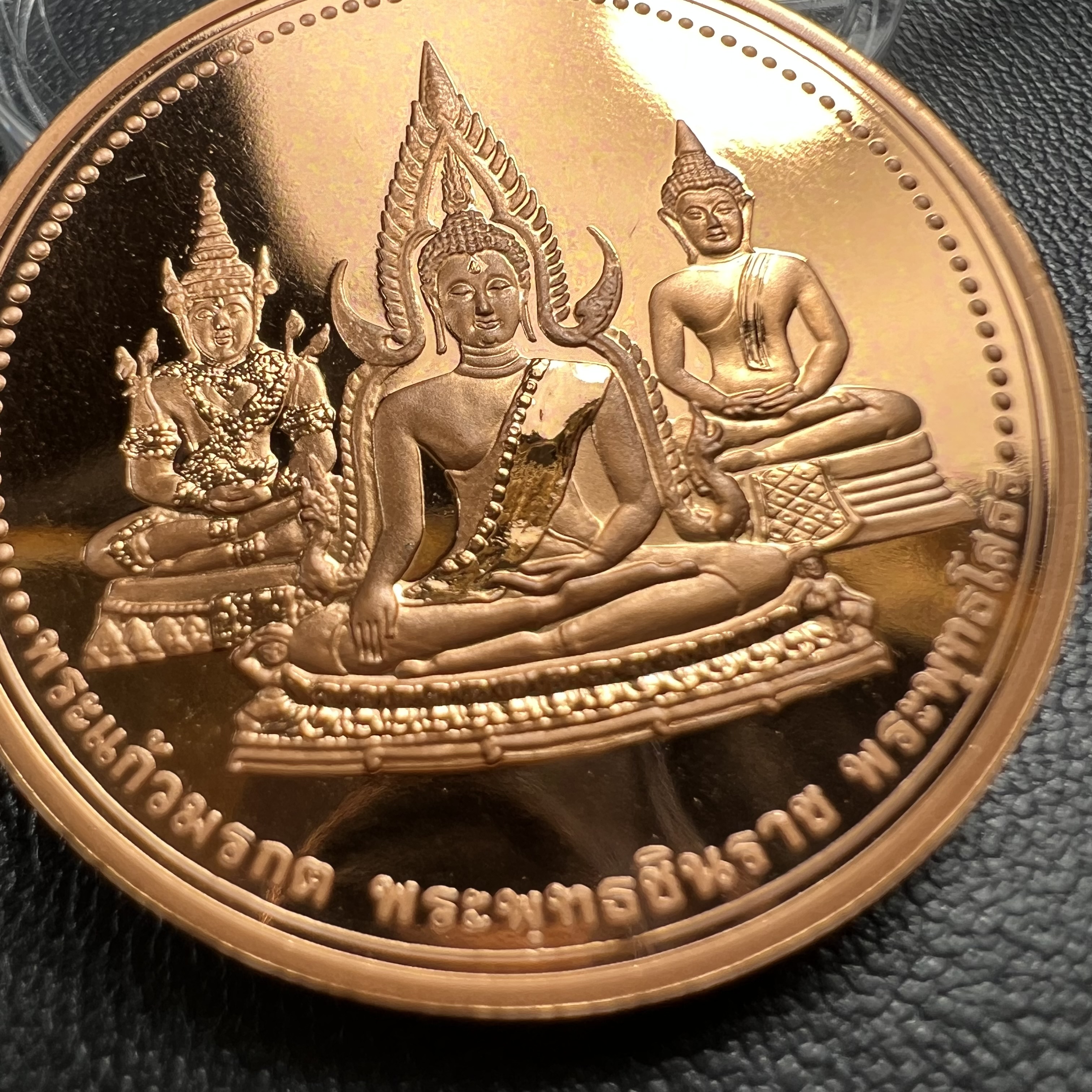 เหรียญพระแก้วมรกต พระพุทธชินราช พระพุทธโสธร รุ่นพุทธบารมี ปี 2540 เนื้อทองแดงขัดเงา พิธีพุทธาภิเษก 2 พิธี มหามงคล (พระพุทธคู่บ้านคู่เมือง รูปแบบเหรียญสวยงดงามมาก พิธีใหญ่ เป็นที่นิยม)