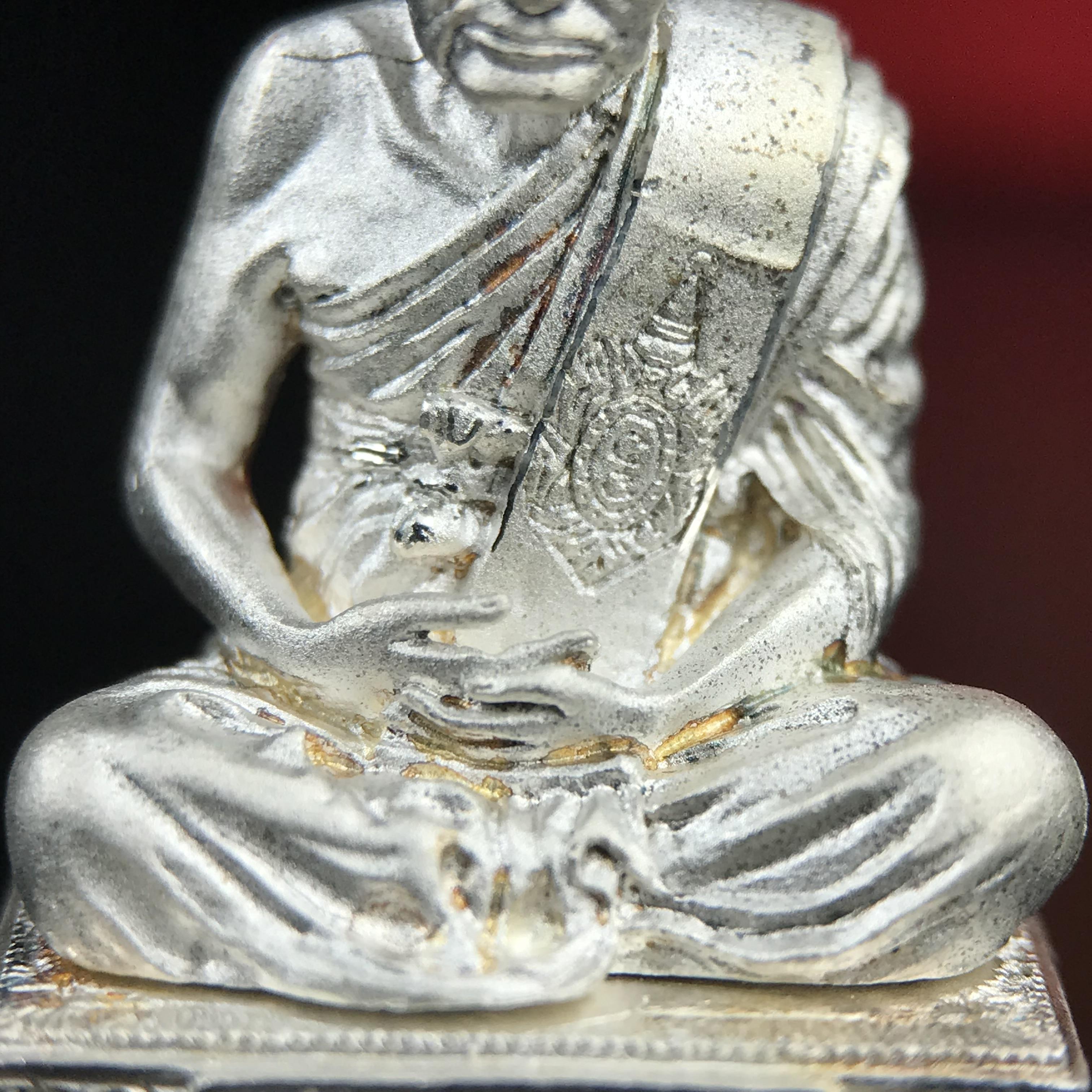 รูปหล่อหลวงพ่อเงิน วัดบางคลาน จ.พิจิตร พิมพ์หน้าเหมือนหลวงพ่อ "รุ่น 91 ปี กรมเสมียนตรา" กระทรวงกลาโหมจัดสร้างในปี 2543 พุทธาภิเษกใหญ่ 3 วัด 3พิธีวัดสุทัศน์ /วัดบางคลาน/วัดพระแก้ว เนื้อเงินปัดเงา(หายาก) พุทธศิลป์งดงามมากหายาก(ตอกโค๊ตหมาย ๑๖)