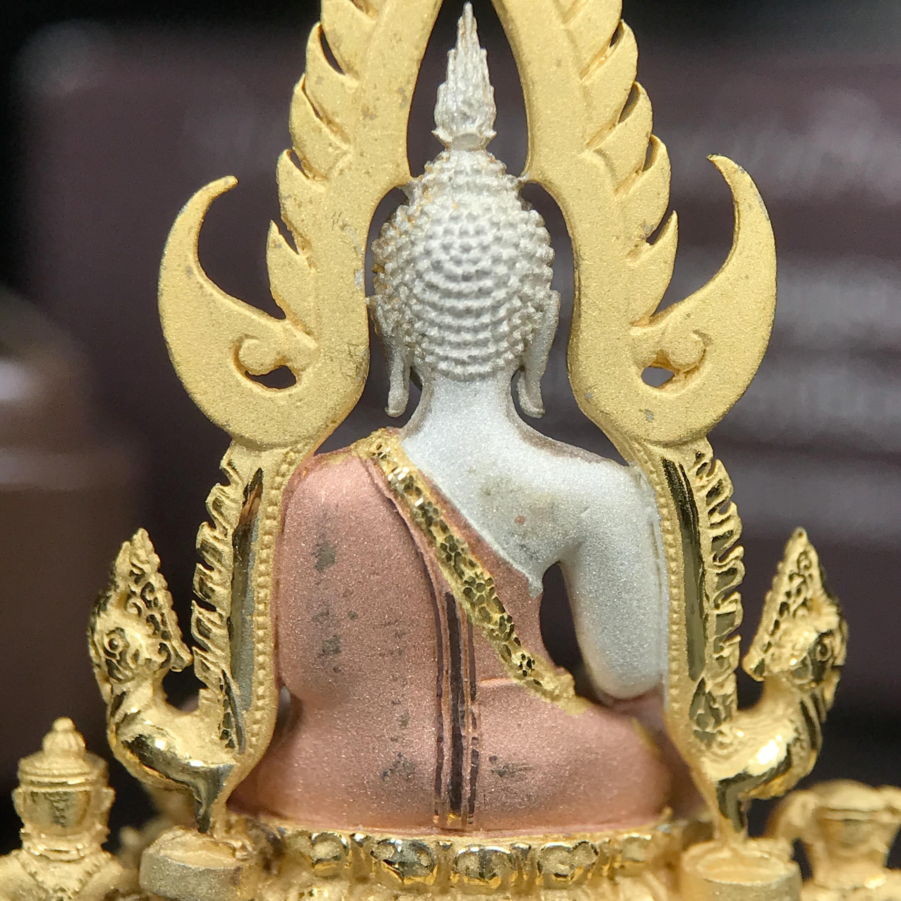 พระพุทธชินราช ภปร. โครงการ "เพราะแผ่นดินนี้ คือ แผ่นดินเกิด" ปี 2548(รุ่นแรก) ลอยองค์เนื้อเงินสามกษัตริย์ หน้าตัก 1/2 นิ้ว (ขนาด 3.5 x 2.5 ซม.) พุทธศิลป์งดงามทรงคุณค่า รุ่นยอดนิยม(องค์หมายเลข ๘๘๔๖)