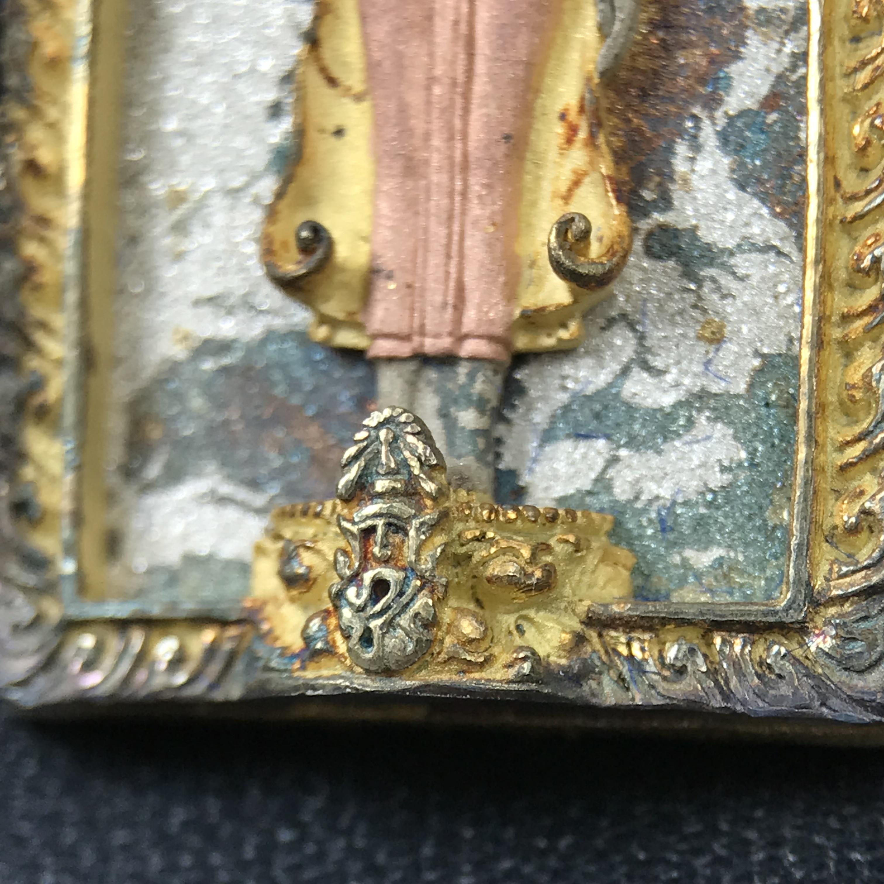 พระพุทธกาญจนพรสยามภูมิ ภปร. ปี 2539 เนื้อเงินสามกษัตริย์พื้นทรายประกาย(ผิวเดิมสวย) พิมพ์ทรงใบขนุน ขนาด3.2ซม. พระพุทธรูปประจำพระชนมวาร รัชกาลที่9 จัดสร้างในวโรกาสทรงครองสิริราชสมบัติครบ50ปี(องค์หมายเลขมหามงคลเลข ๙๙๙(เจริญก้าวหน้าในทุกด้าน)(1 ใน 5000 องค์)