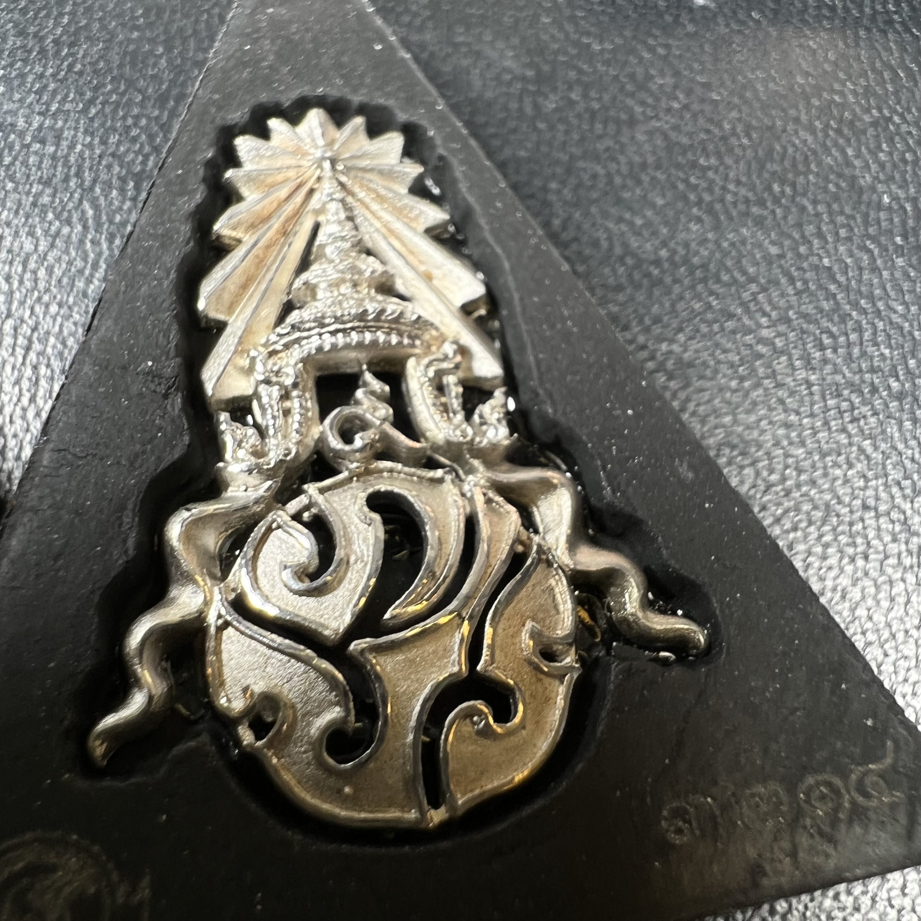 พระพุทธชินราช(จำลอง)ภปร. 84พรรษา เนื้อผงปิดทองด้านหน้า หลัง ภ.ป.ร. เนื้อทองคำ+เนื้อเงินชุบทองคำขาว+เนื้อทองแดง(1ชุด 3องค์)(พระราชทานมวลสาร จิตรลดาและเส้นพระเจ้า(เส้นผม)ในหลวงรัชกาลที่9)พุทธศิลป์ทรงคุณค่าอีกหนึ่งรุ่นยอดนิยม