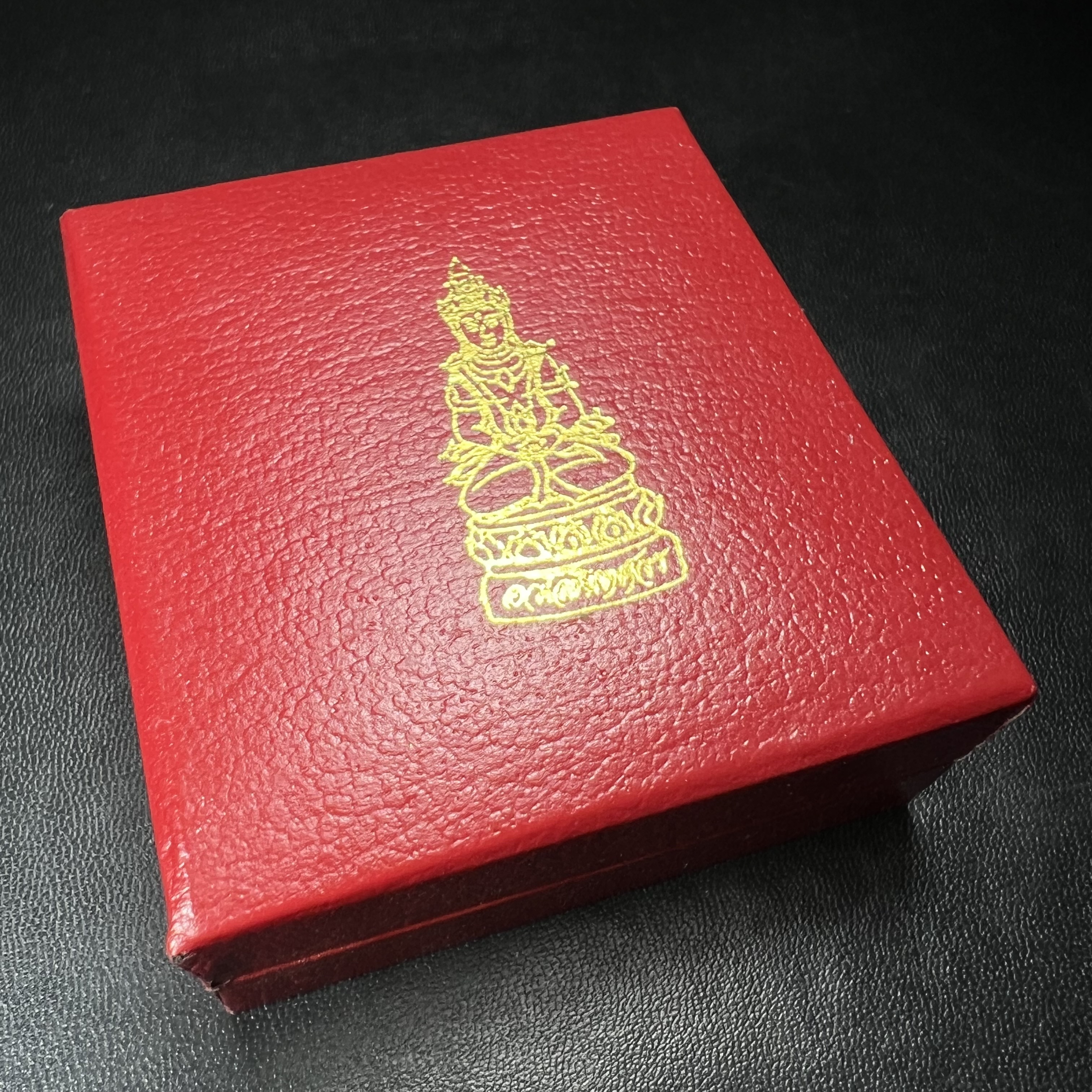 พระกริ่งอวโลกิเตศวร ( เจ้าแม่กวนอิม ) วัดโพธิ์แมนคุณาราม รุ่นอุดมโภคทรัพย์ พ.ศ.2539 เนื้อเงิน 3 กษัตริย์ (องค์พิเศษกรรมการ ฝังเพชรตำแหน่งดวงตาที่สามกลางหน้าผาก 1 เม็ด)(อีกหนึ่งรุ่นยอดนิยม พุทธศิลป์สวยงดงาม)***องค์พิเศษกรรมการฝังเพชร พบเจอน้อยหายากมาก***