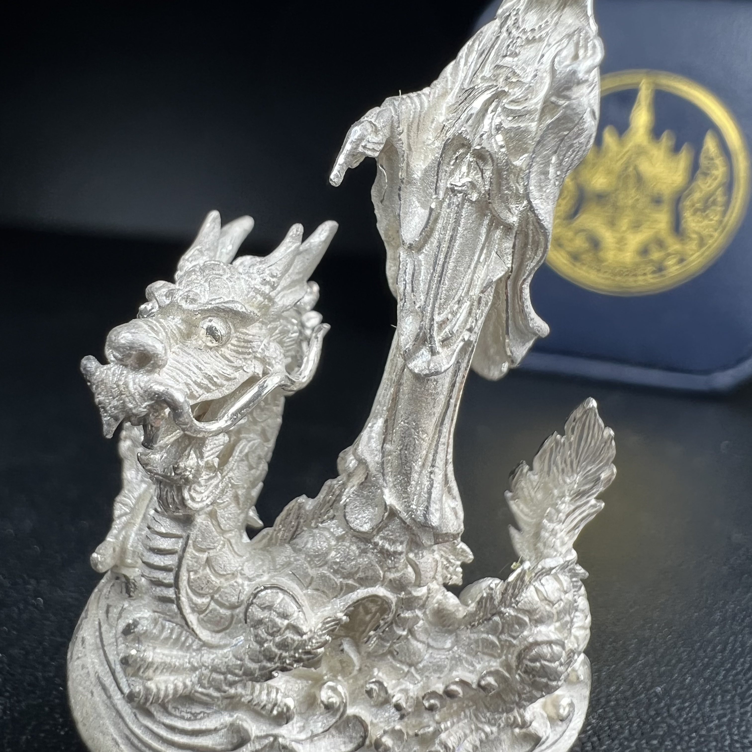 รูปหล่อลอยองค์พระโพธิสัตว์กวนอิม ทรงประทับมังกร จ.ระนอง เนื้อเงิน พิมพ์ใหญ่(สภาพผิว สวยงดงาม ทรงคุณค่า) เฉลิมฉลองในวโรกาสที่พระบาทสมเด็จพระเจ้าอยู่หัวทรงครองสิริราชสมบัติครบ 50 ปี จ.ระนอง พ.ศ.2539