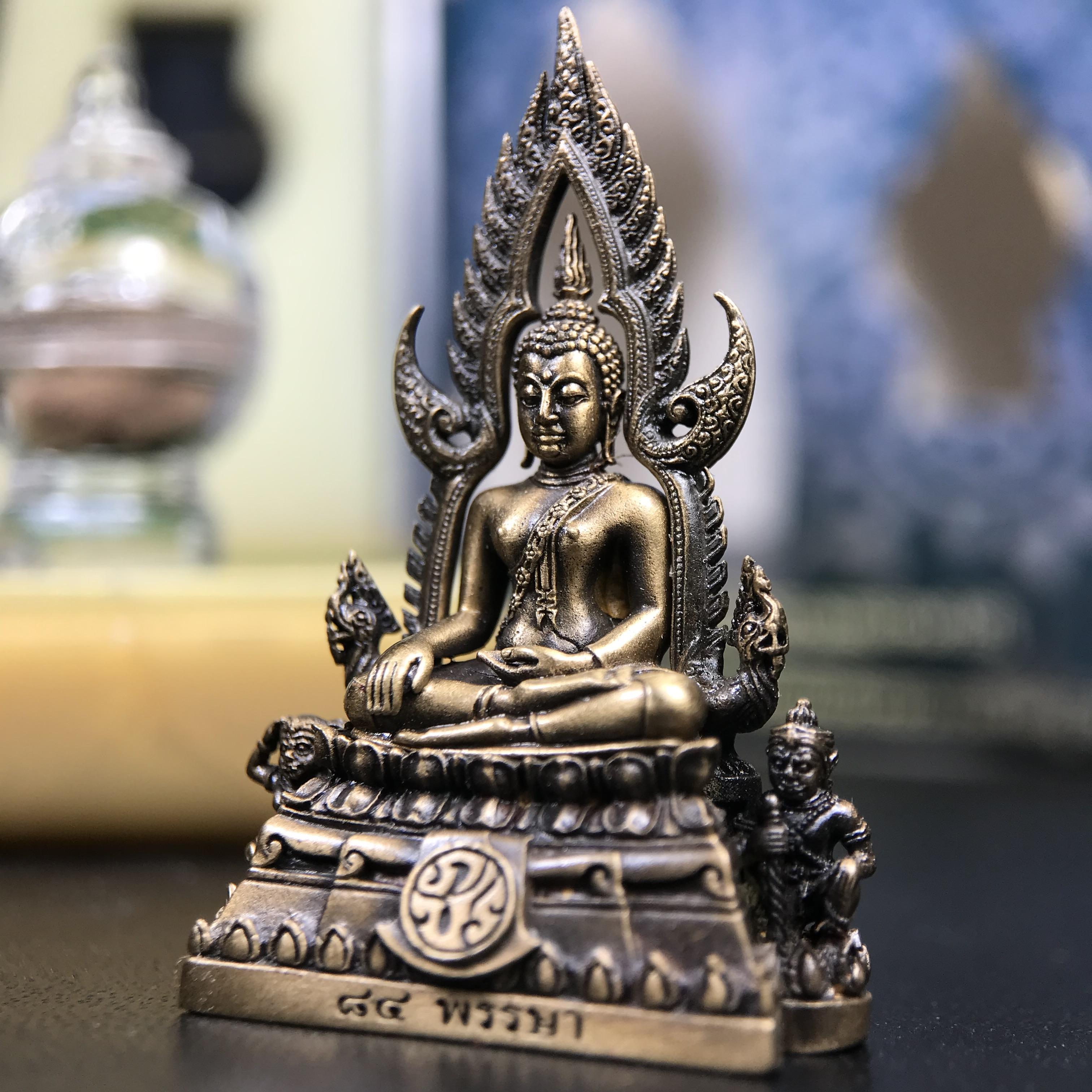 พระพุทธชินราช ภปร. 84 พรรษา ปี 2554 เนื้อบรอนซ์รมดำซาติน พิมพ์กลางขนาดหน้าตัก 1/2 นิ้ว(พระราชทานมวลสาร จิตรลดาและเส้นพระเจ้า(เส้นผม)รัชกาลที่9)พุทธศิลป์ทรงคุณค่าอีกหนึ่งรุ่นยอดนิยม(หมายเลข ๒๓๓๔))