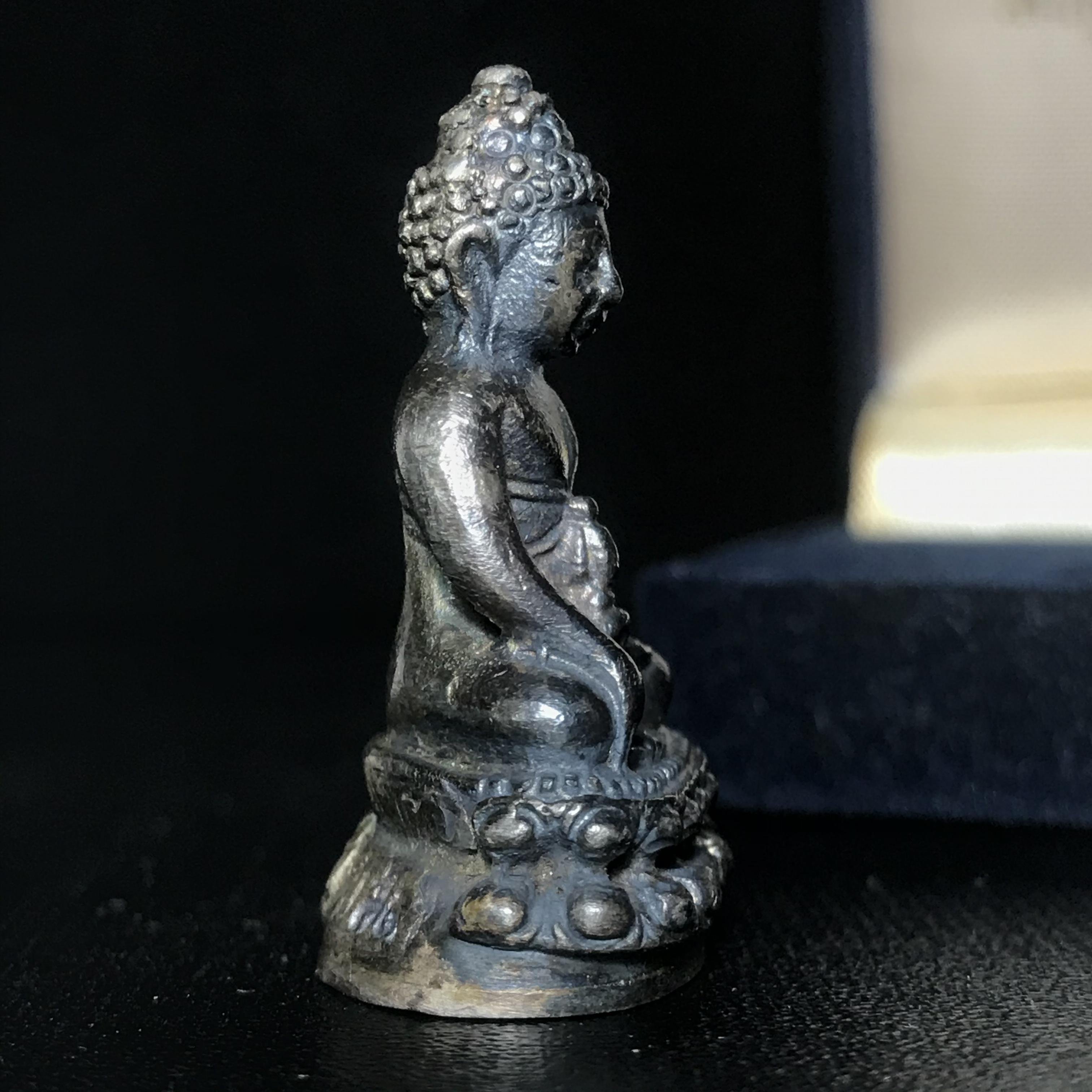 พระกริ่งศาสดา ภปร. วัดบวรนิเวศวิหาร ปี2532 เพื่อศูนย์การแพทย์สิริกิติ์ เนื้อเงิน(ผิวเดิมกลับดำสวยงาม)พร้อมกล่องบรรจุเดิม