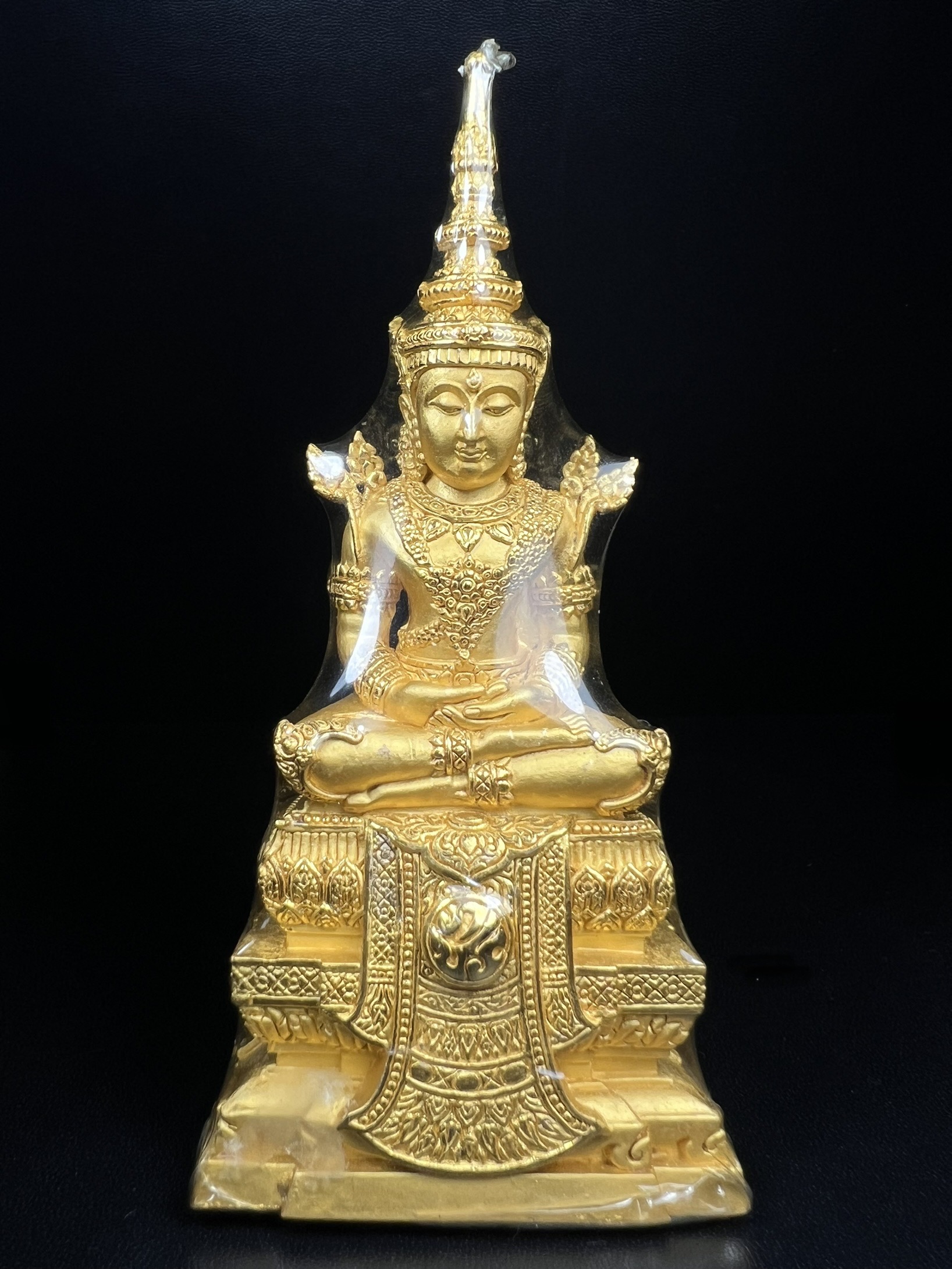 พระแก้วมรกต ภปร. ปี2547 จัดสร้างโดย โรงพยาบาลภูมิพลฯ กรมแพทย์ทหารอากาศ ขนาดบูชาหล่อลอยองค์หน้าตัก 2 นิ้ว เนื้อทองคำบริสุทธิ์ 99.99% องค์พระซีนเดิมสวยคงสภาพเดิม(สวยงามและหายากมาก)(1ใน 1000 องค์)