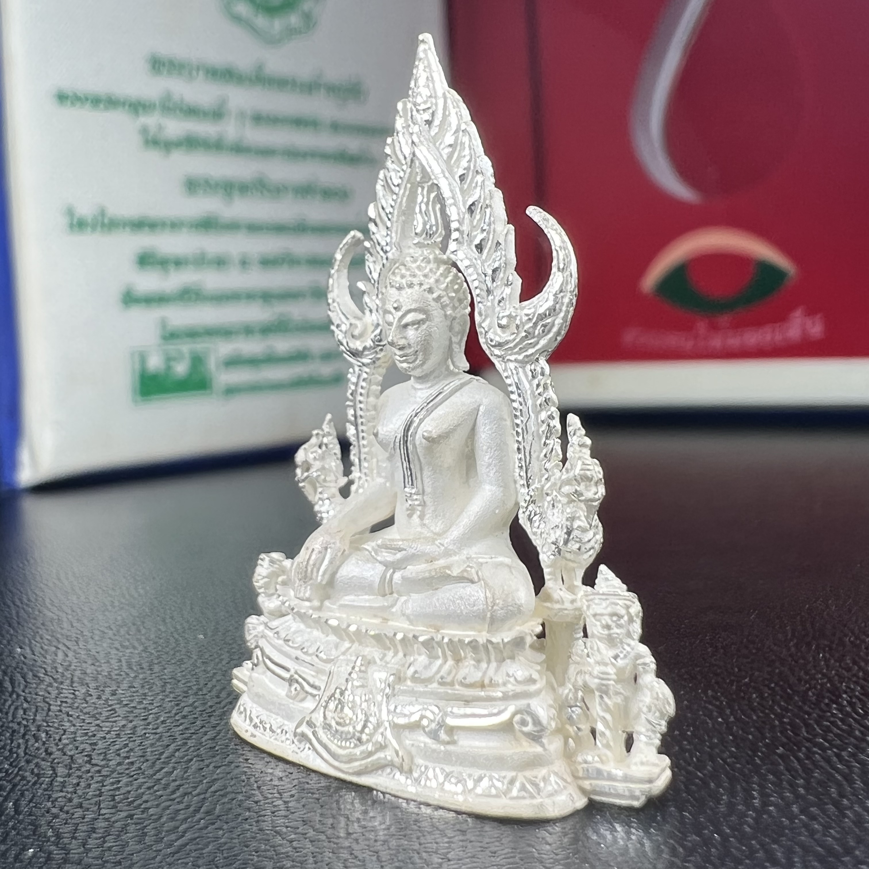 พระพุทธชินราช ภปร. ในวโรกาสพระราชพิธีมหามงคล เฉลิมพระชนมายุ6รอบ 5ธันวาคม2542 มูลนิธิพิทักษ์ดวงตาประชาชน จัดสร้าง เนื้อเงินแบบทรายนวลขัดเงาบางส่วน พิมพ์ใหญ่ ขนาดสูง 3.4 ซม. พร้อมกล่องบรรจุเดิม