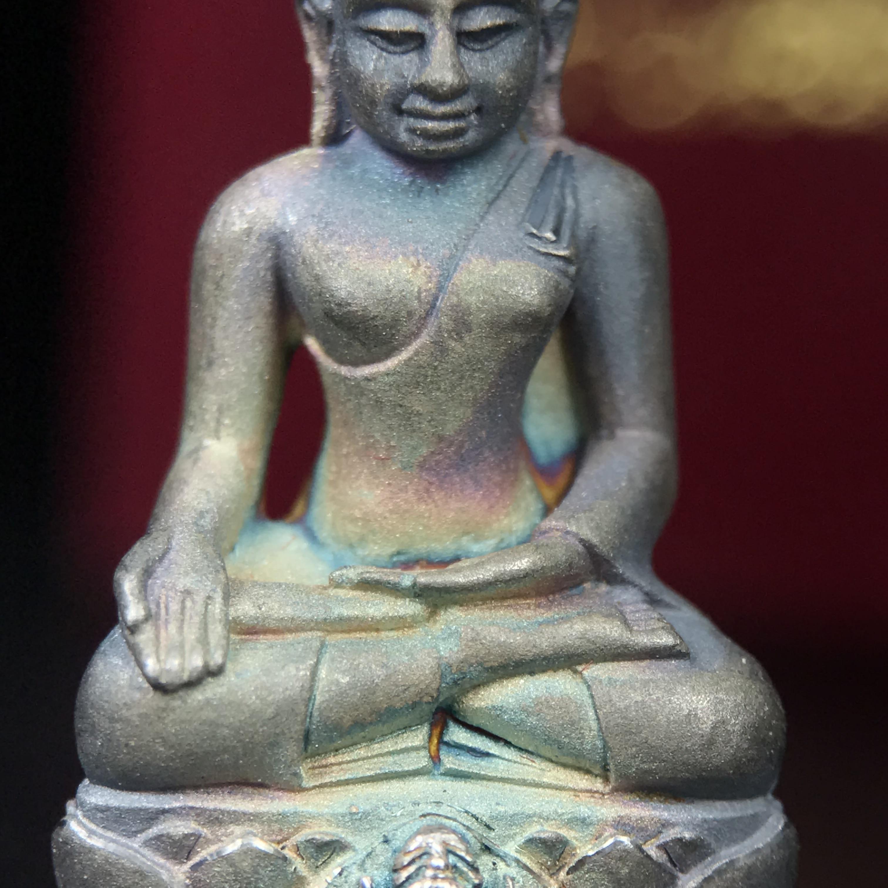 พระกริ่งไพรีพินาศ ตรากาญจนาภิเษก วัดบวรนิเวศวิหาร ที่ระลึกในหลวงรัชกาลที่9 ครองสิริราชสมบัติครบ 50ปี เนื้อเงิน(สภาพผิวเดิมขึ้นสีรุ้งธรรมชาติสวยแบบนิยม)(เสน่ห์พระเนื้อเงินสีสันที่ธรรมชาติสรรค์สร้าง)เข้มขลังทรงอานุภาพยิ่งใหญ่ กำราบศัตรูพ่ายสิ้น พระไพรีพินาศ