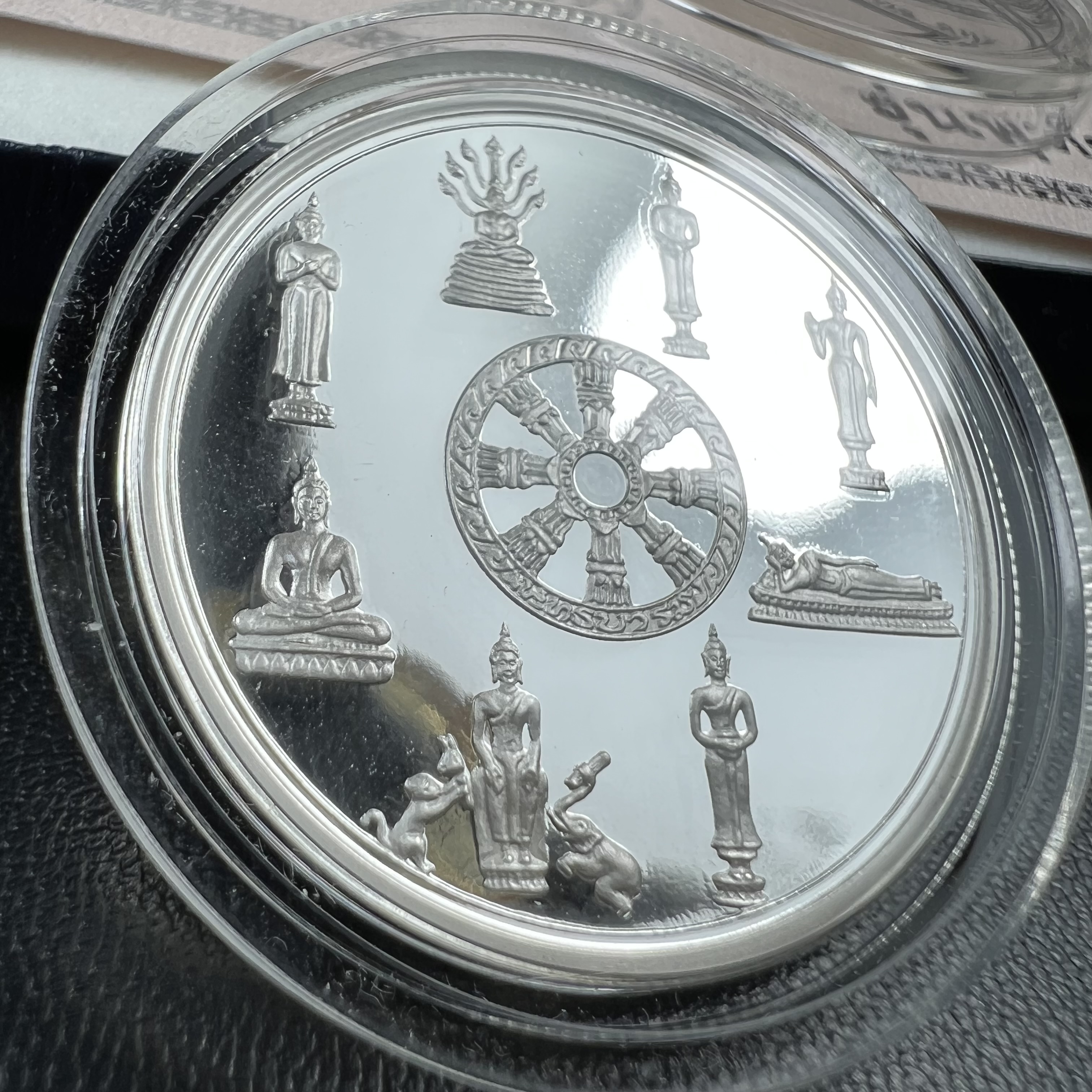 เหรียญพระแก้วมรกต พระพุทธชินราช พระพุทธโสธร รุ่นพุทธบารมี ปี 2540 เนื้อเงินขัดเงา 99.9% พร้อมกล่องและใบรับรองเดิม พิธีพุทธาภิเษก 2 พิธี มหามงคล (พระพุทธคู่บ้านคู่เมือง รูปแบบเหรียญสวยงดงามมาก พิธีใหญ่ เป็นที่นิยม)สร้างน้อยหายาก 1 ใน 500 เหรียญ